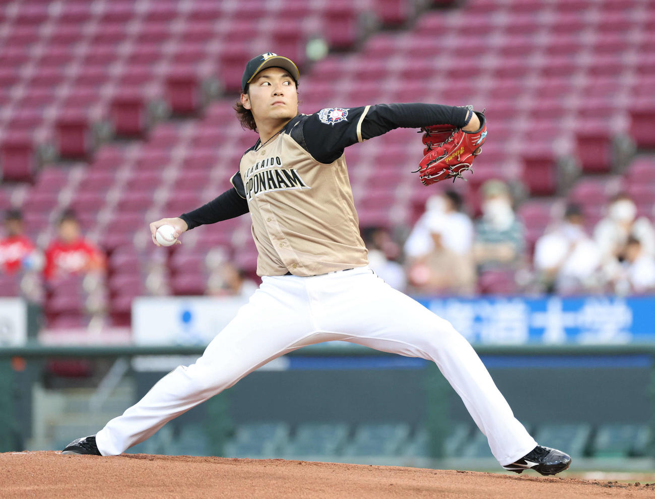 広島対日本ハム　力投する日本ハム先発の伊藤（撮影・加藤孝規）