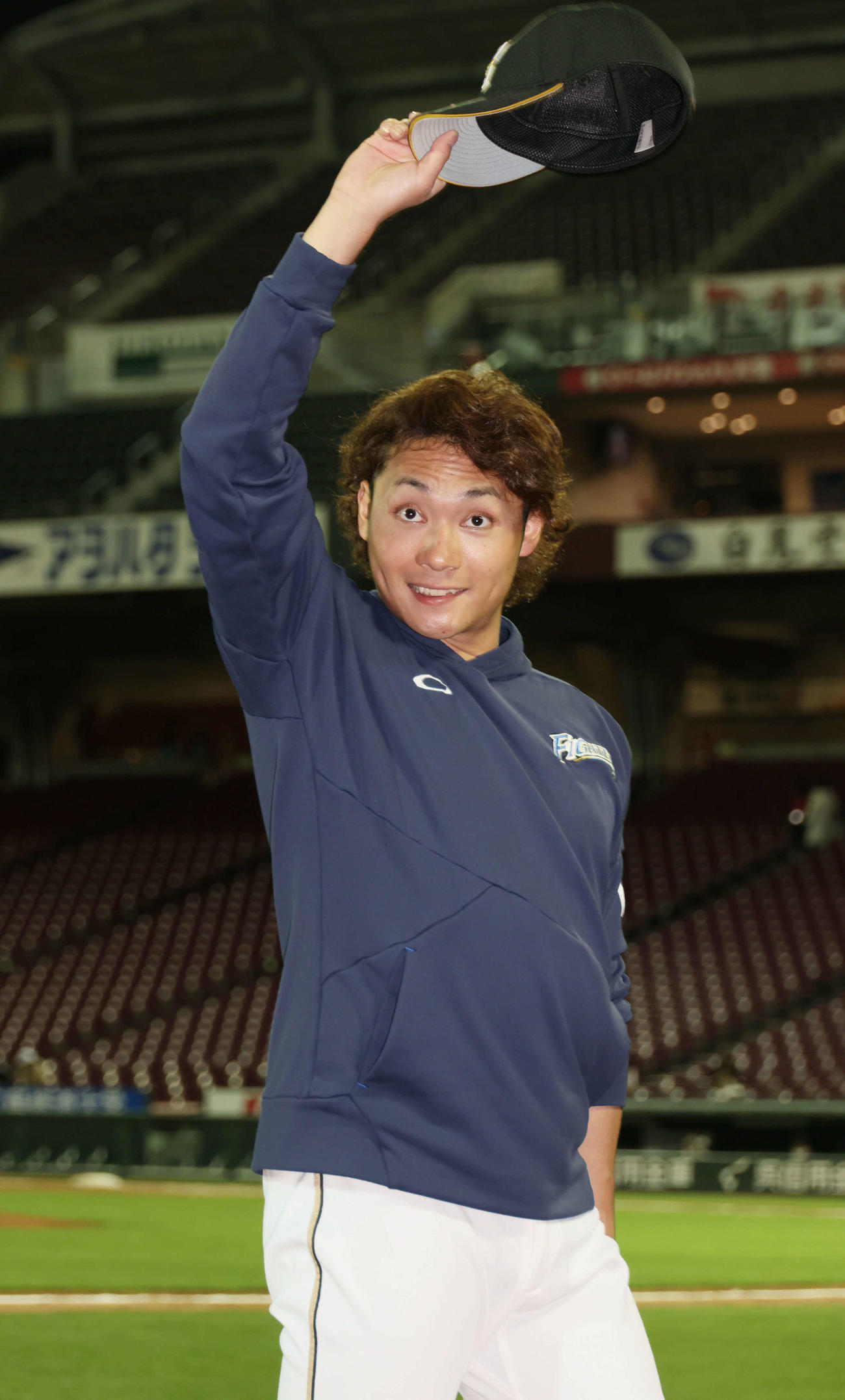 広島対日本ハム　ファンの声援に応える日本ハム伊藤（撮影・加藤孝規）