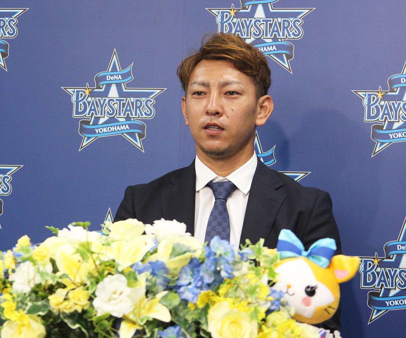 左肘手術から復帰して支配下選手登録を結んだDeNA田中健は会見で決意を語る（球団提供）