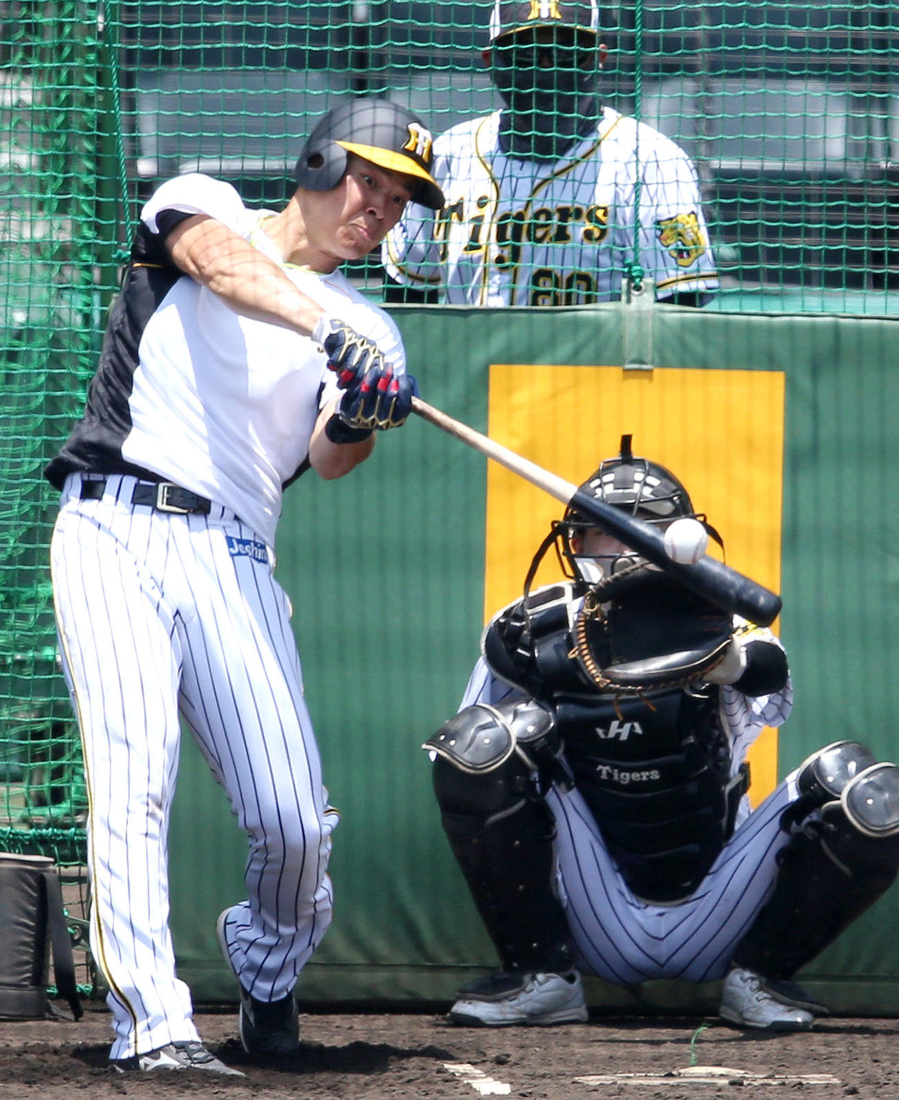 フリー打撃で汗を流す佐藤輝（撮影・上山淳一）