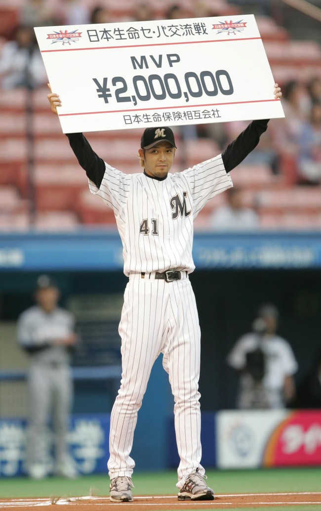 ロッテ小林宏之は交流戦でMVPを獲得しファンの声援に応える（05年06月21日撮影）