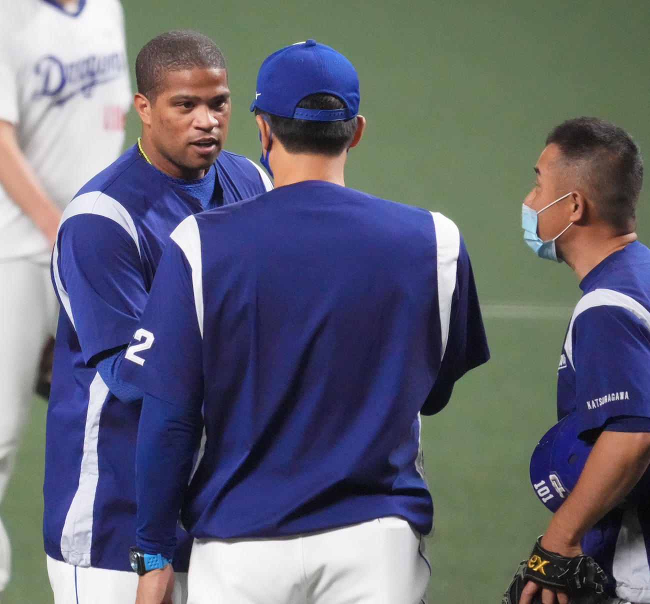 与田監督（中央）と言葉を交わすビシエド（左）（撮影・森本幸一）