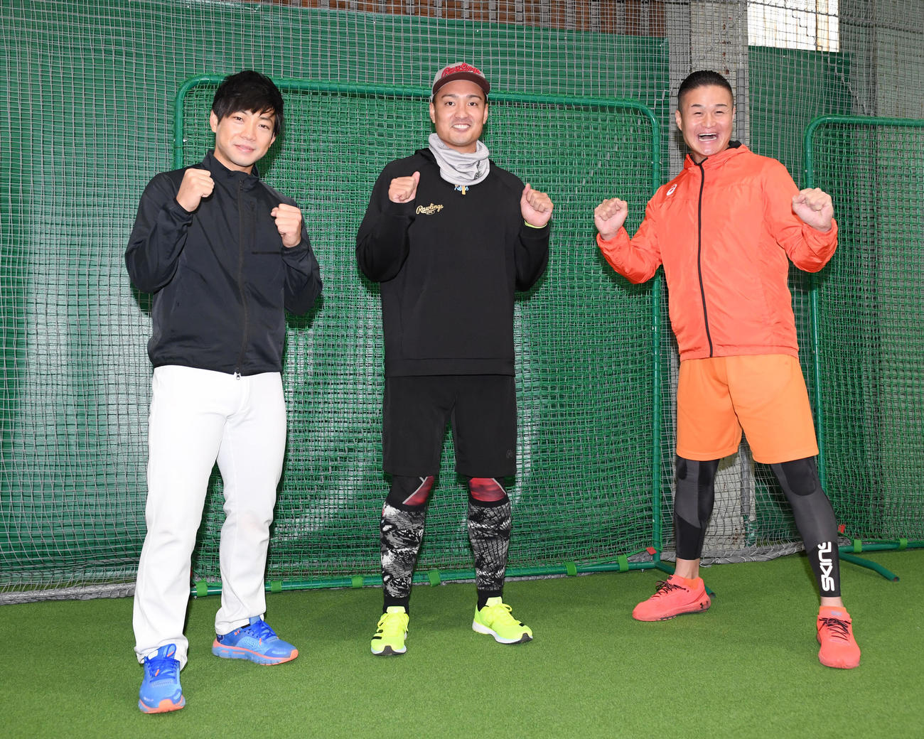 20年12月、自主トレで「やればできる！」ポーズをする阪神秋山拓巳（中央）とお笑いコンビ・ティモンディの高岸宏行（右）と前田裕太