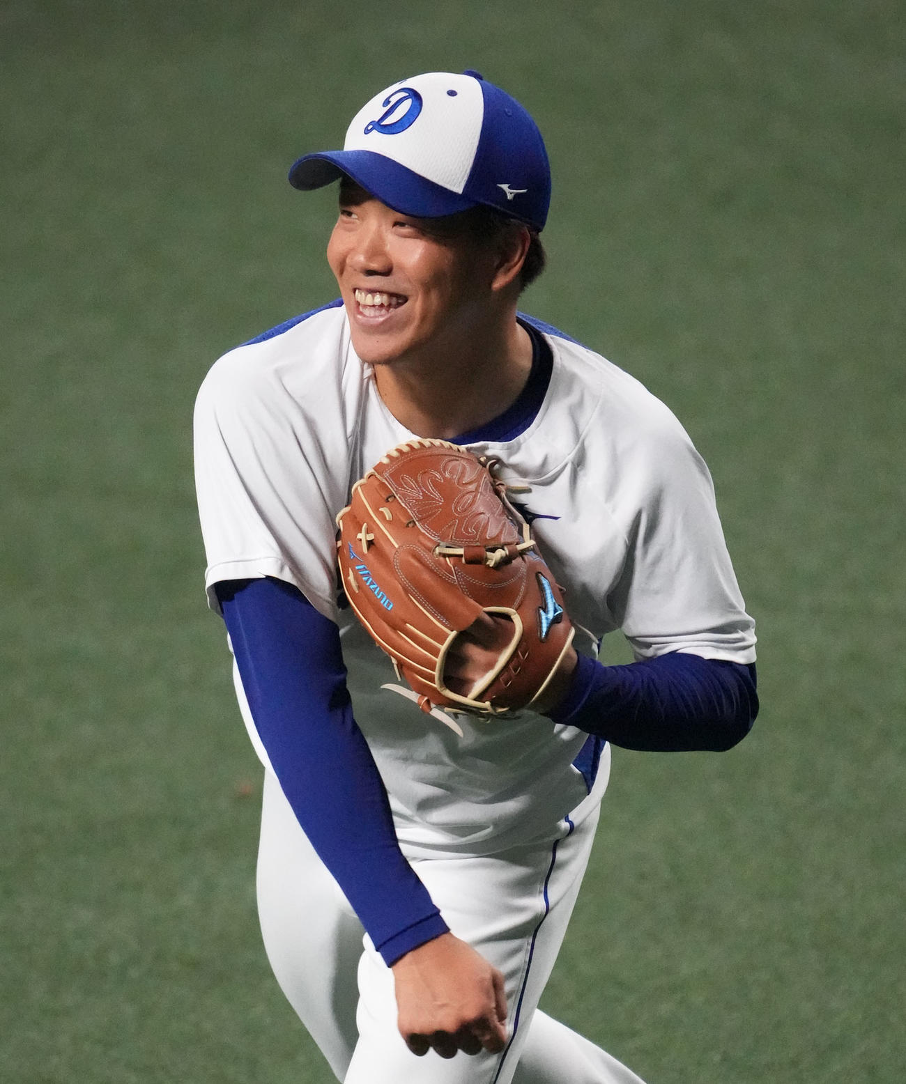 明るい表情でキャッチボールをする柳裕也（撮影・森本幸一）