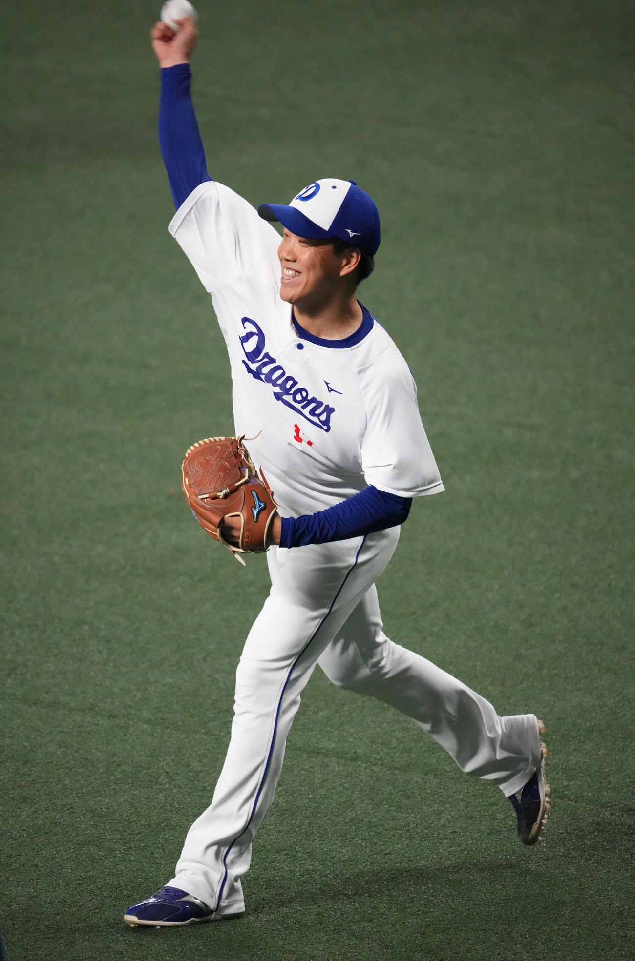 明るい表情でキャッチボールをする柳裕也（撮影・森本幸一）
