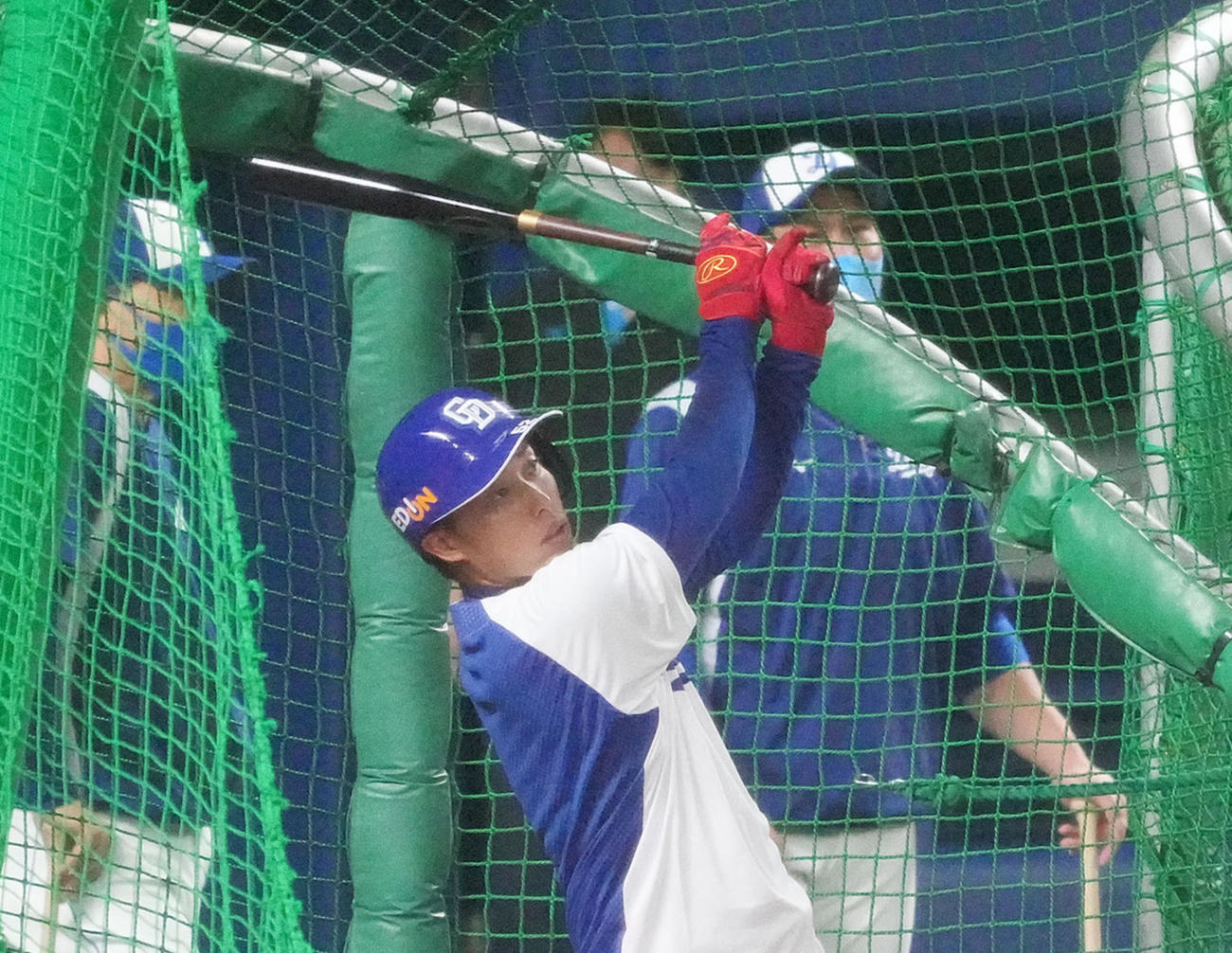 右打席でフリー打撃を行う加藤翔（撮影・森本幸一）