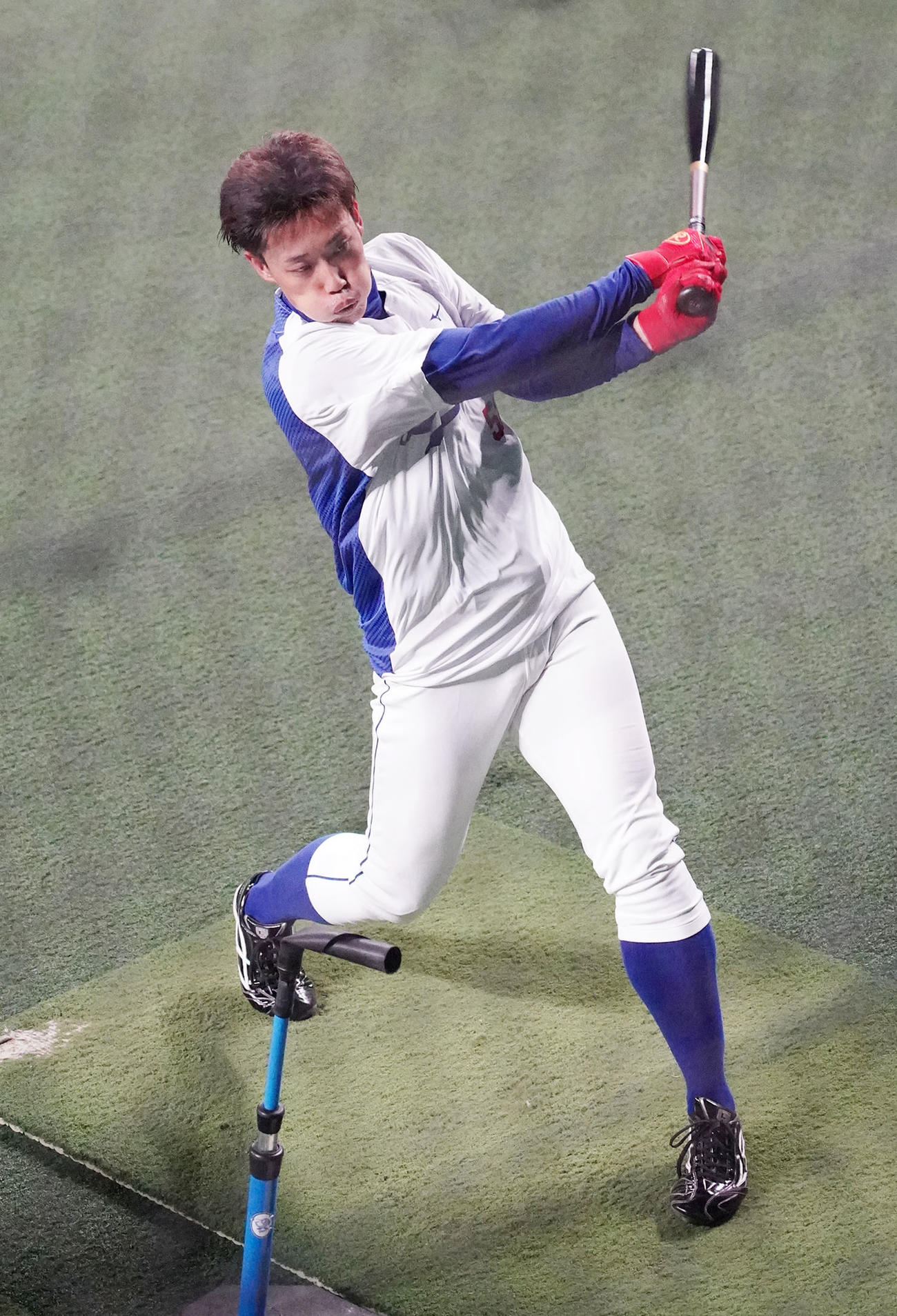 ティー打撃練習で右打席に入り打撃練習を行う加藤翔（撮影・森本幸一）