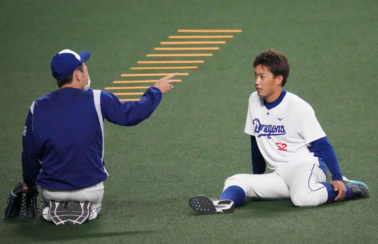 荒木内野守備走塁コーチ（左）の話を聞く加藤翔（右）（撮影・森本幸一）