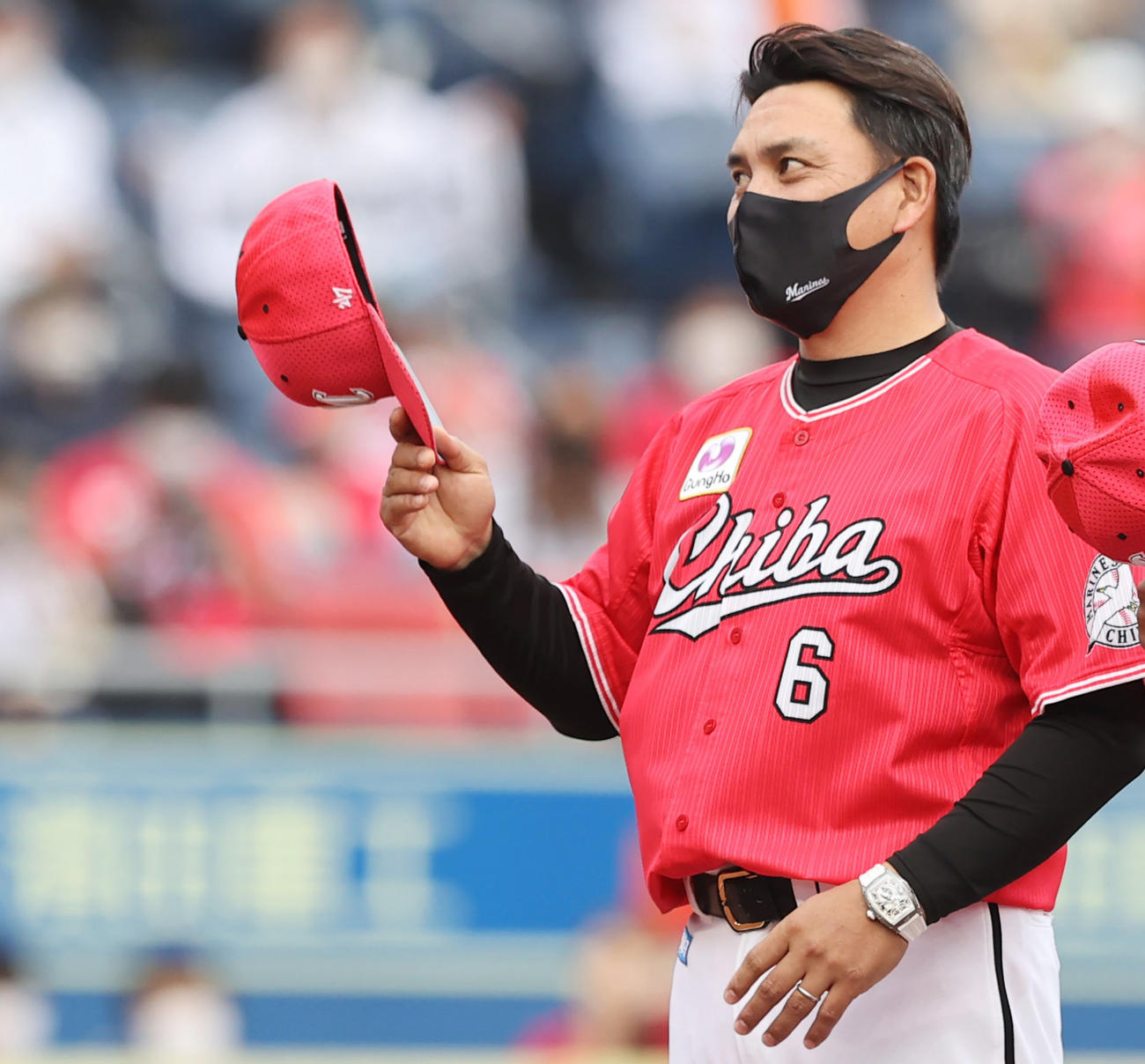 ロッテ対巨人　巨人に勝利し、ファンにあいさつするロッテ井口監督（撮影・垰建太）