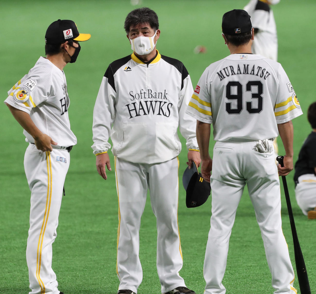 本多コーチ（左）、村松コーチ（右）と話し合う工藤監督（撮影・梅根麻紀）