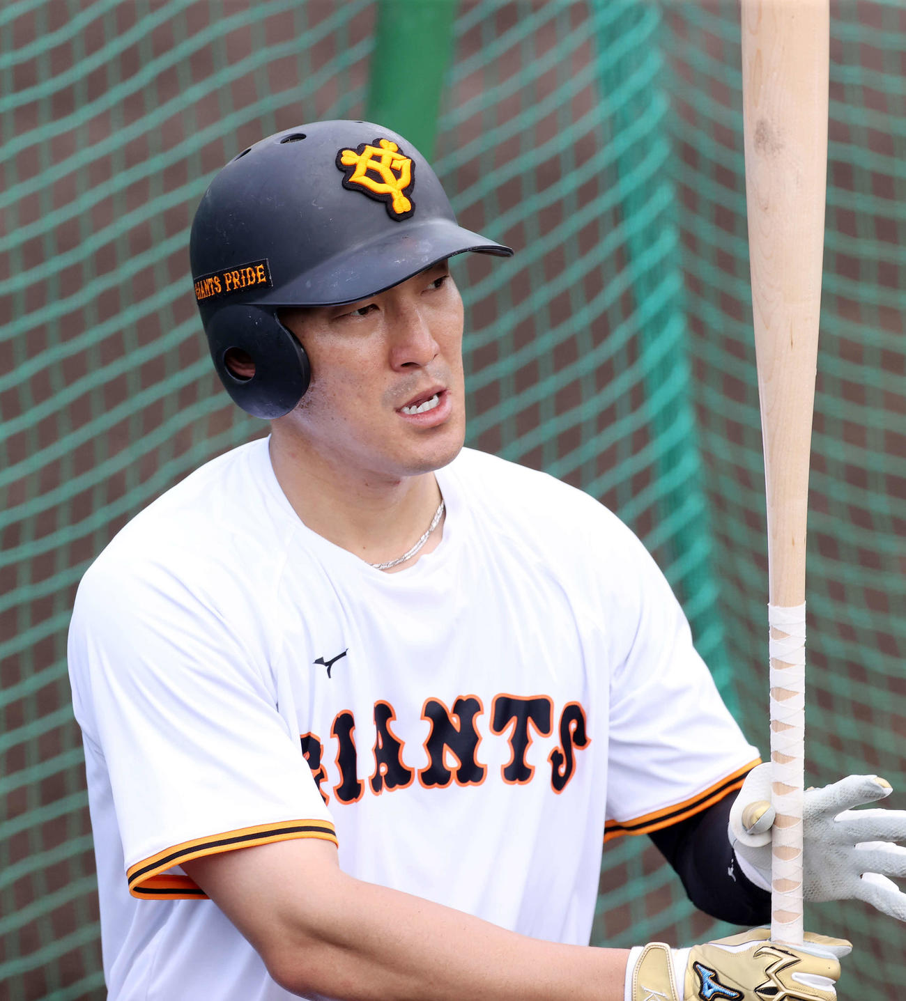 打撃練習中、真剣な表情を見せる巨人梶谷（2021年6月15日撮影）