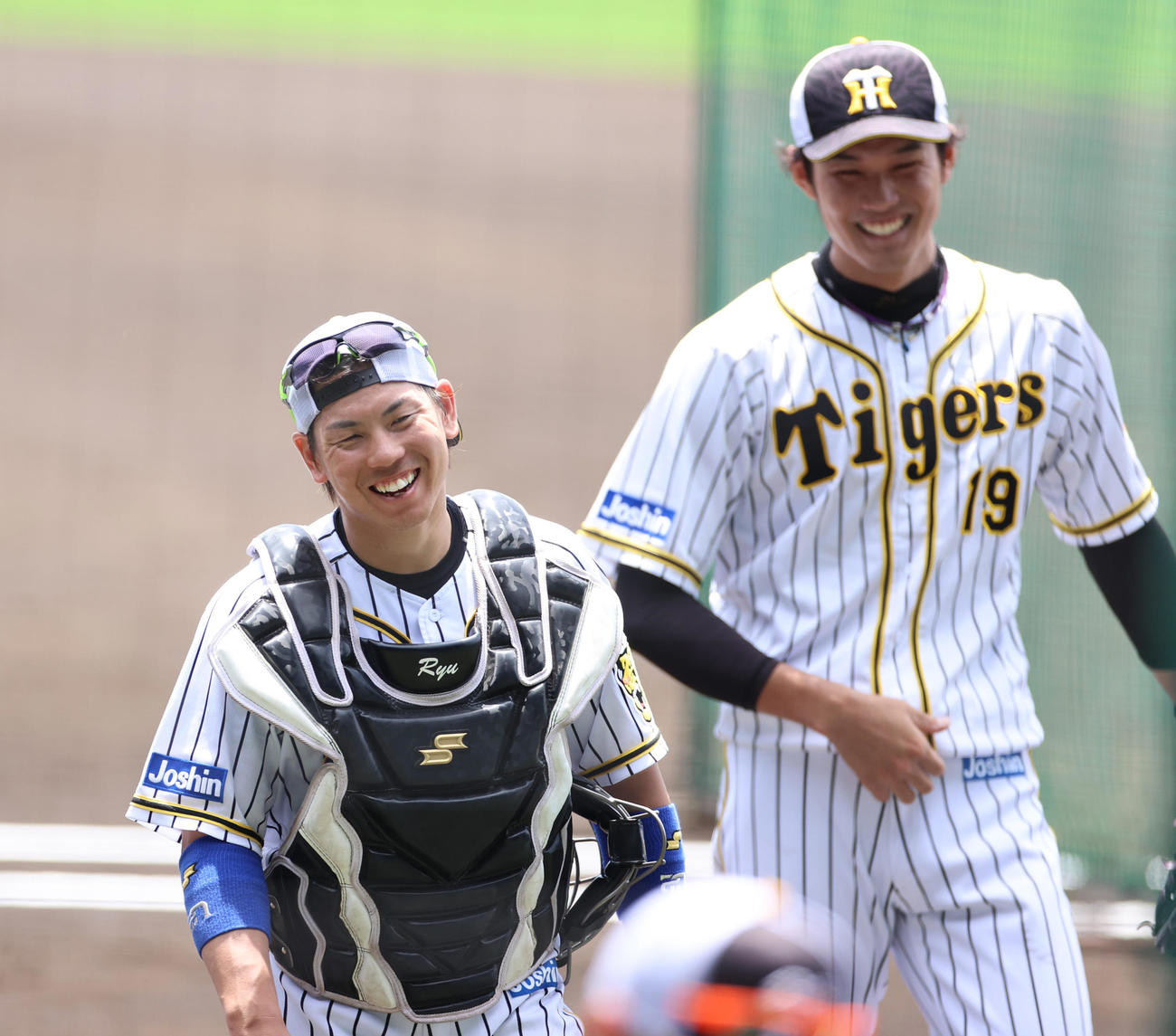 投内連係を終え笑顔で話し合う梅野（左）と藤浪（撮影・清水貴仁）