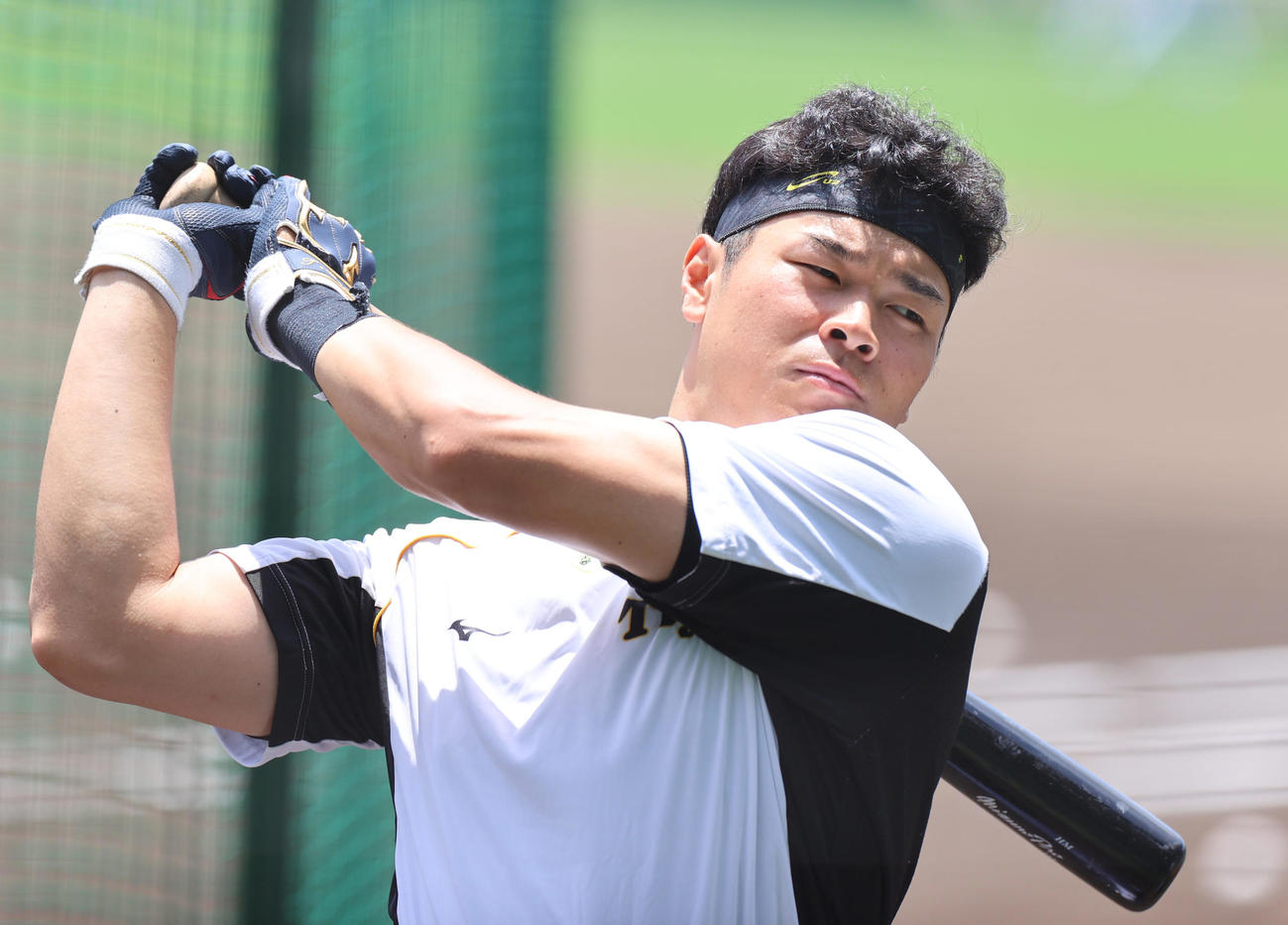 ティー打撃を行う佐藤輝明（撮影・清水貴仁）