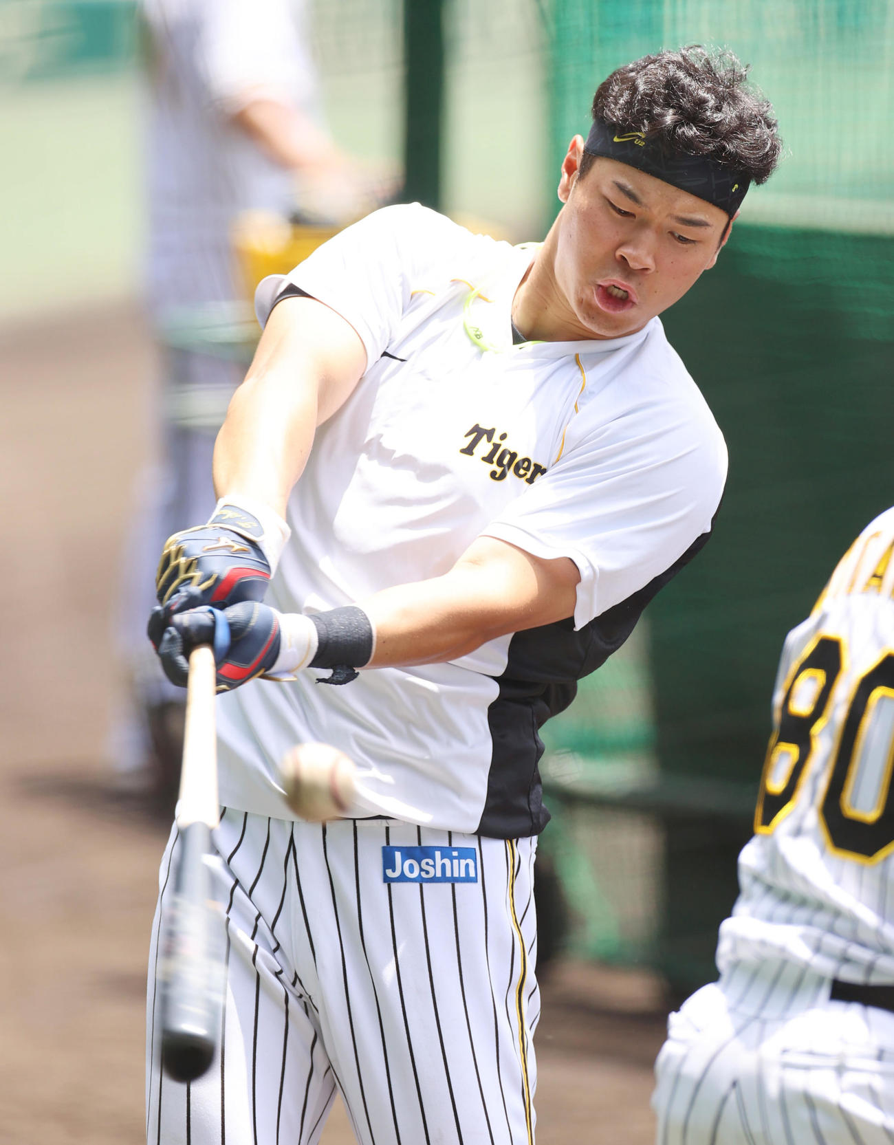 ティー打撃を行う佐藤輝（撮影・清水貴仁）