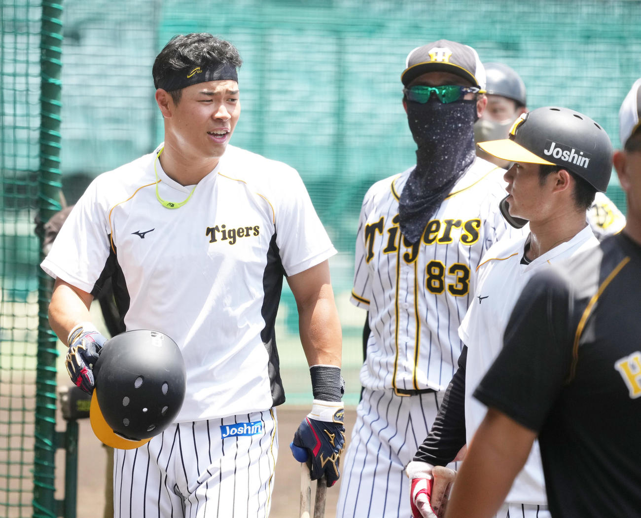 練習を終える佐藤輝明（左）と中野拓夢（右）（撮影・清水貴仁）