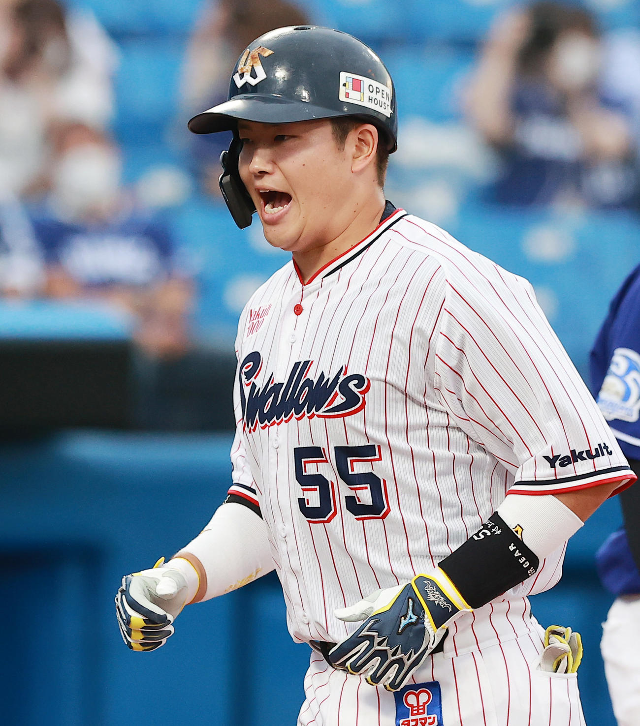 ヤクルト対中日　1回裏ヤクルト2死二塁、右越え先制2点本塁打を放ち、ほえながらベンチに向かう村上（撮影・野上伸悟）