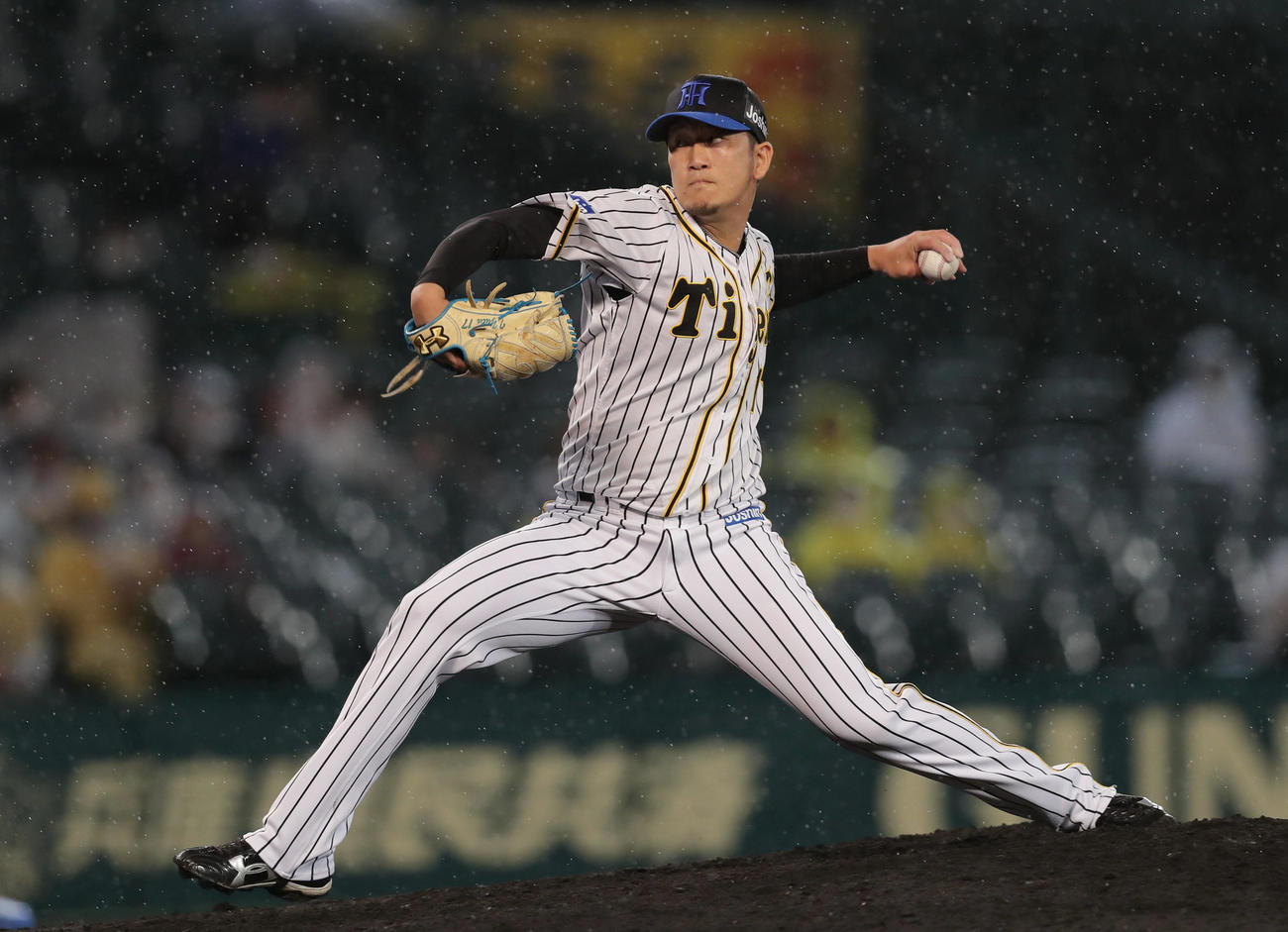 阪神対巨人　9回から阪神3番手で登板し最後を締める岩貞（撮影・前田充）