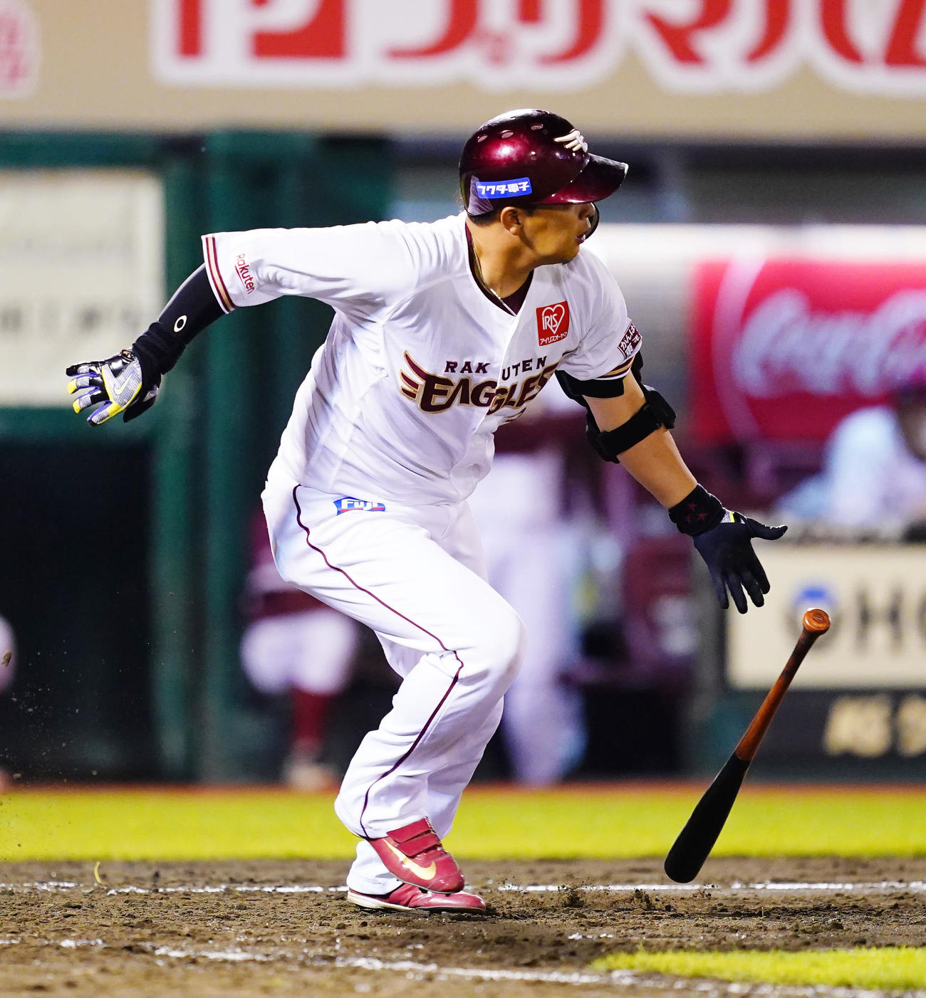 楽天対オリックス　5回裏楽天2死二塁、左適時打を放つ浅村（撮影・菅敏）