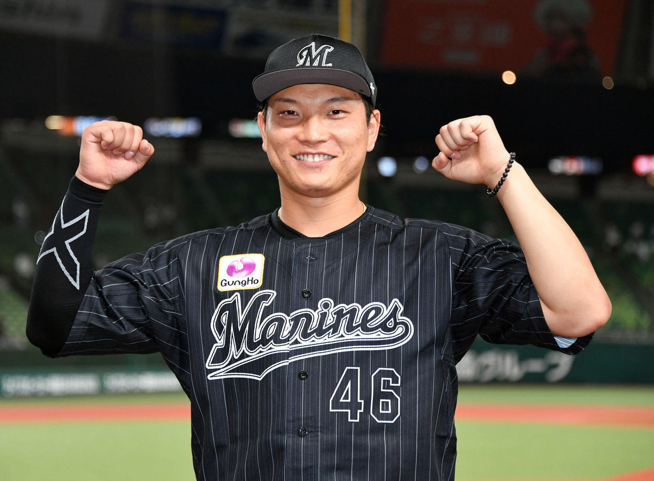 西武対ロッテ　ヒーローインタビューを終えガッツポーズするロッテ岩下（撮影・滝沢徹郎）
