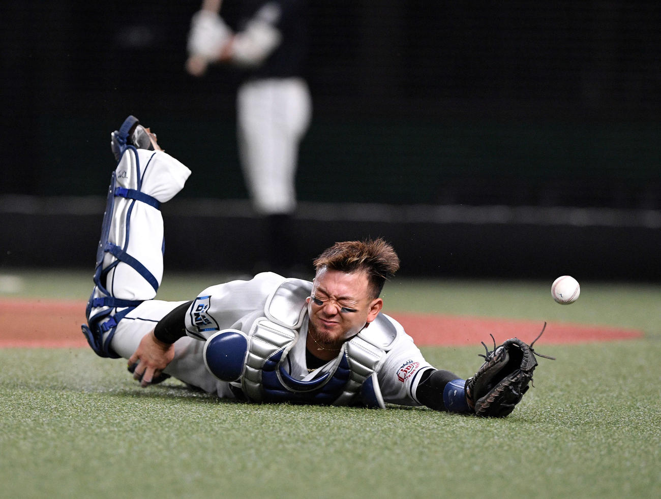 西武対ロッテ　3回表ロッテ無死一、二塁、森は高部の打ち上げた打球に飛びつくも取れず（撮影・滝沢徹郎）