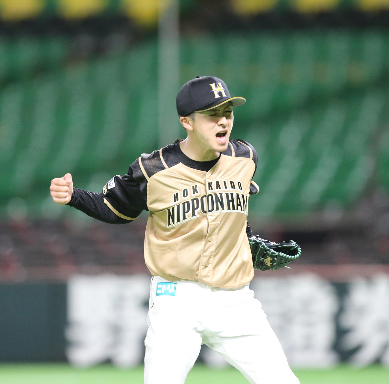 ソフトバンク対日本ハム　9回を抑えガッツポーズをする上沢（撮影・屋方直哉）