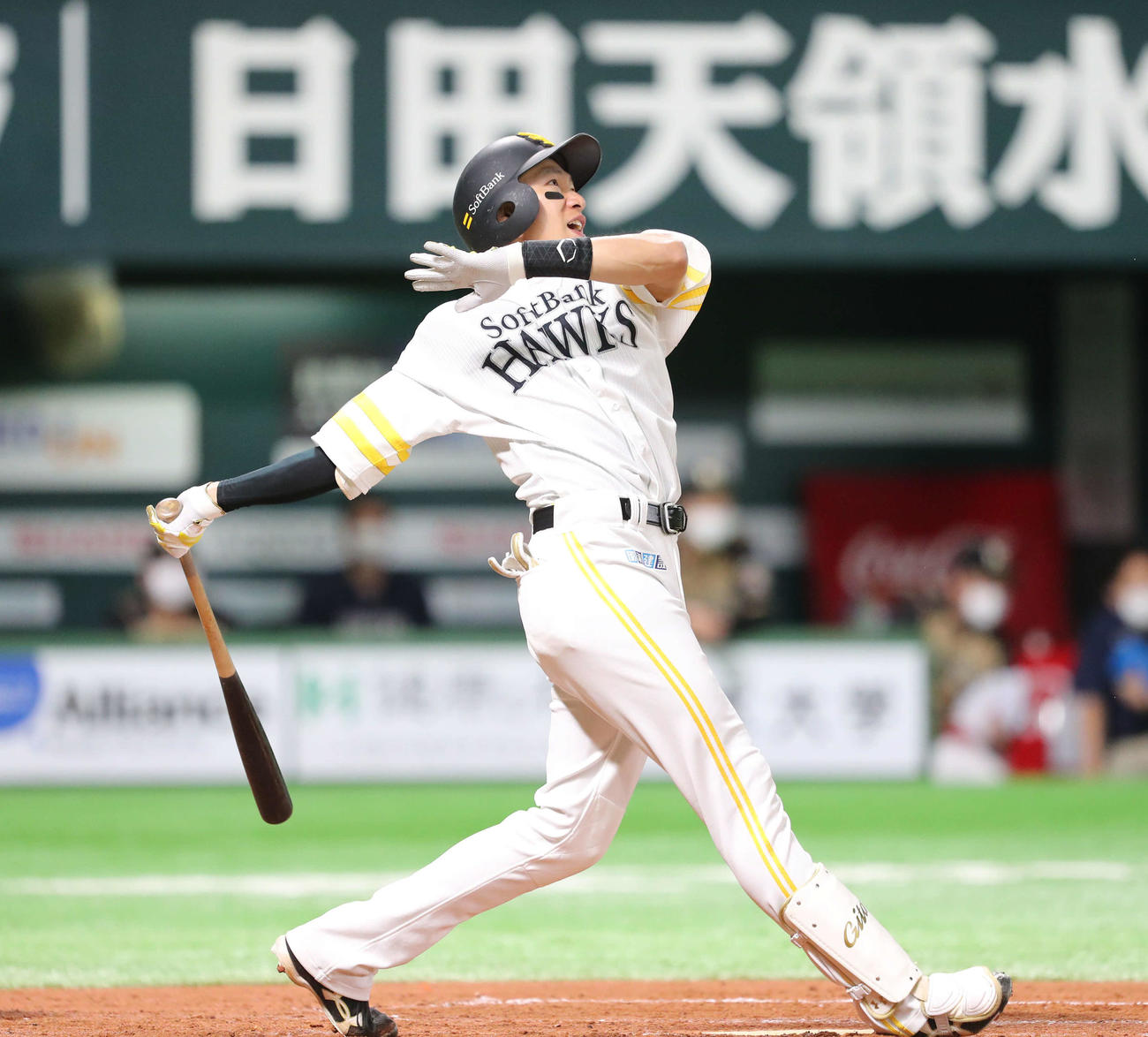 ソフトバンク対日本ハム　7回裏ソフトバンク1死、中越え二塁打を放つ柳田（撮影・梅根麻紀）