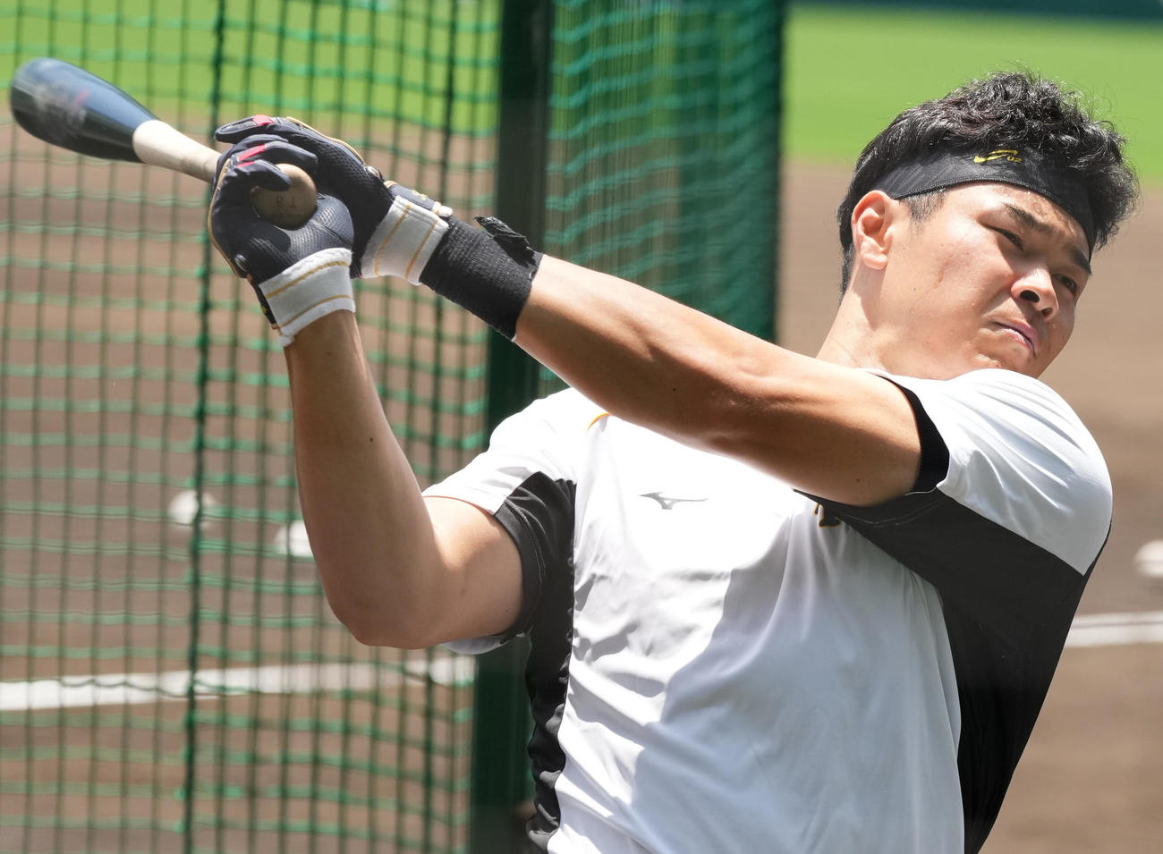 ティー打撃を行う阪神佐藤輝（撮影・清水貴仁）