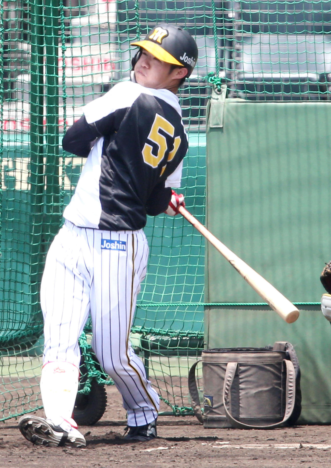 フリー打撃に励む中野（撮影・上山淳一）
