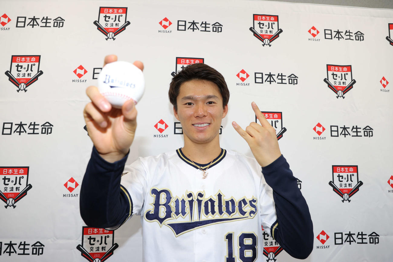 交流戦MVPに選出され、会見に応じるオリックス山本由伸投手
