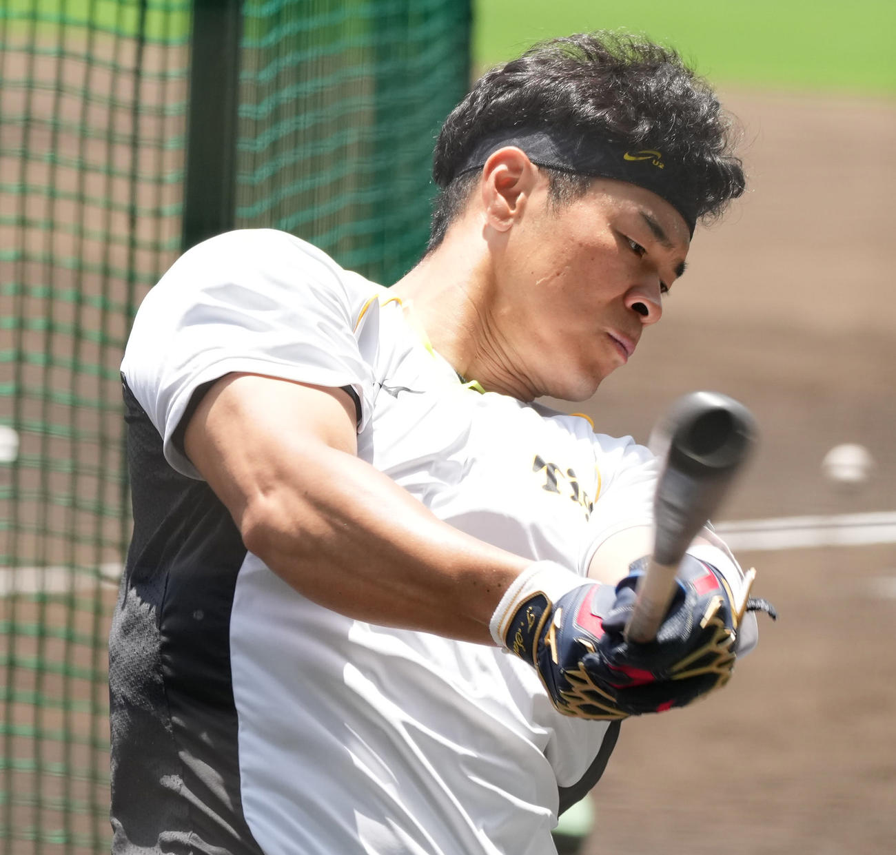 ティー打撃を行う佐藤輝（撮影・清水貴仁）