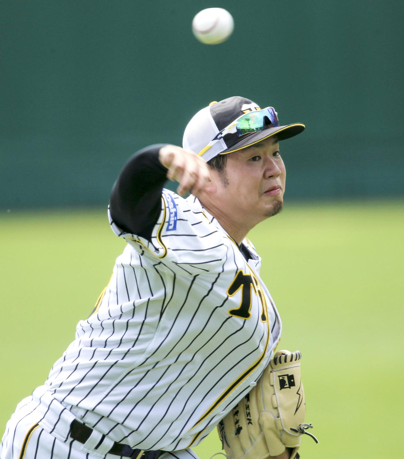 2021年6月17日　キャッチボールする西勇輝（撮影・上山淳一）