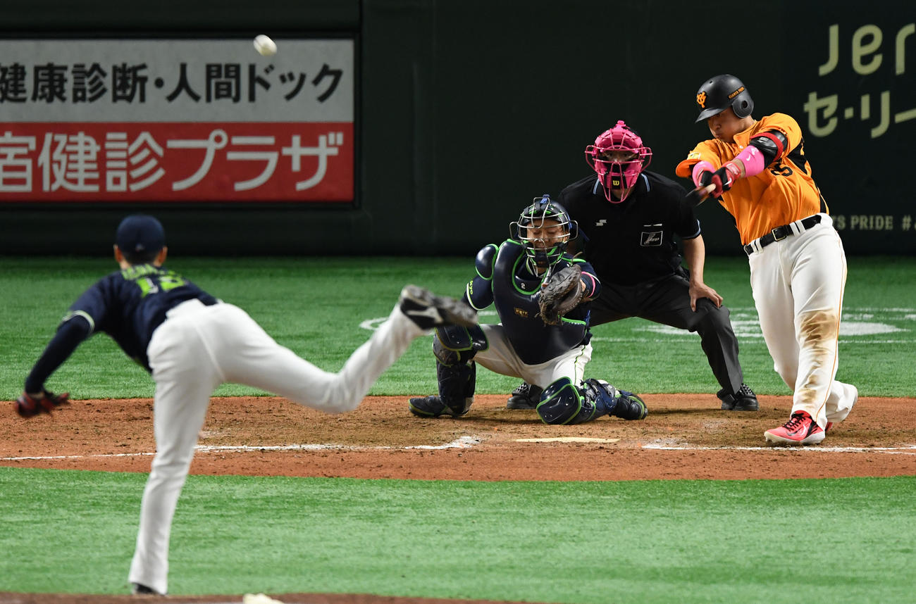 21年5月9日　9回裏巨人1死一、二塁、サヨナラとなる右越え3点本塁打を放つ岡本和真