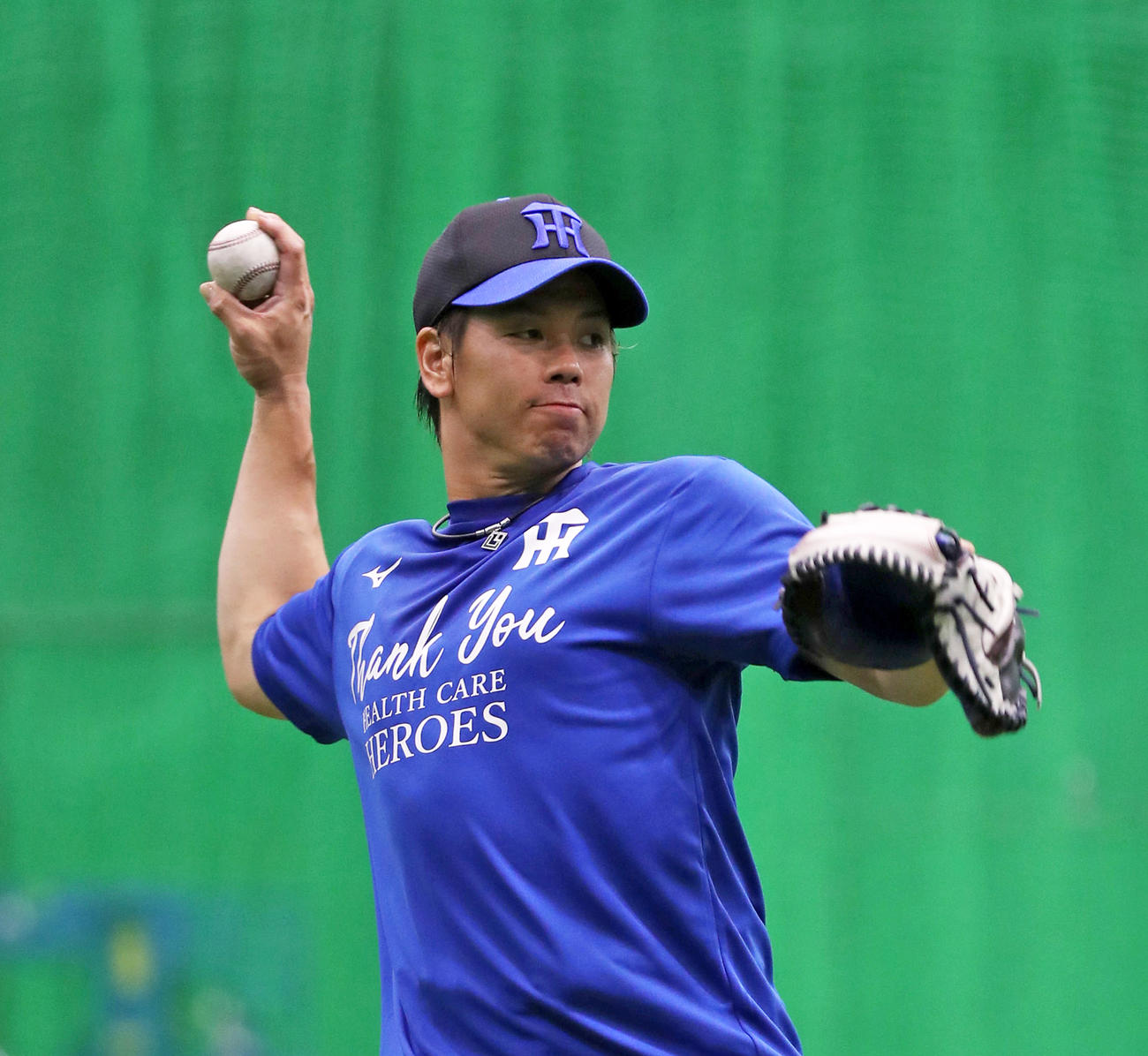 医療従事者への感謝を伝えるTシャツを着て練習する阪神梅野（撮影・前田充）