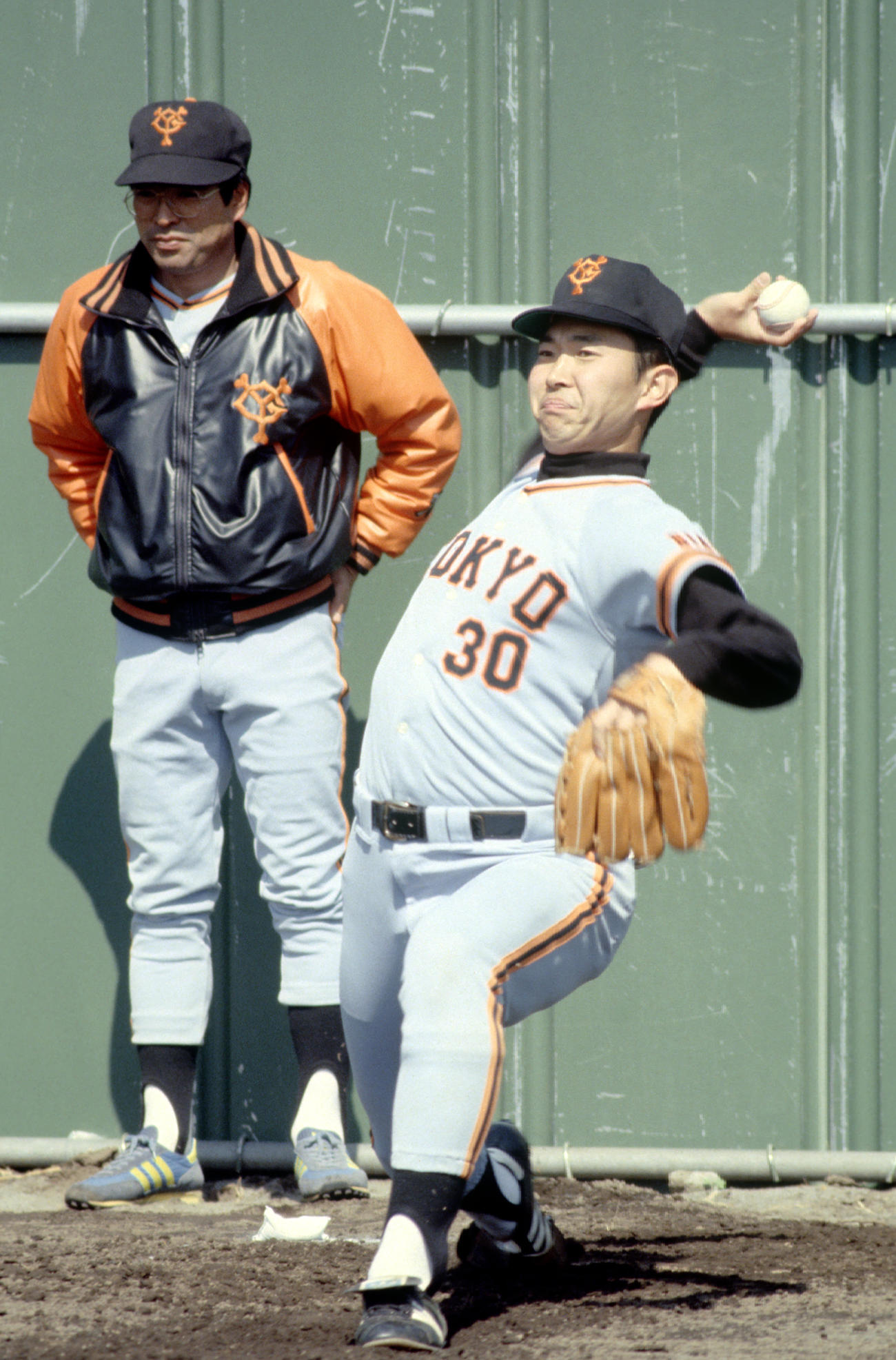 1981年　投球練習をする江川卓（右）。左は中村稔コーチ
