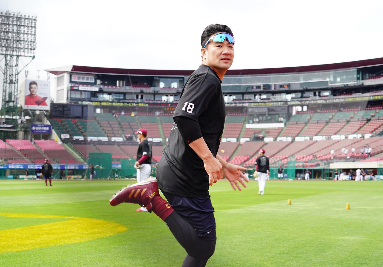 楽天対オリックス　試合前の練習でダッシュを繰り返す楽天田中将大（撮影・菅敏）