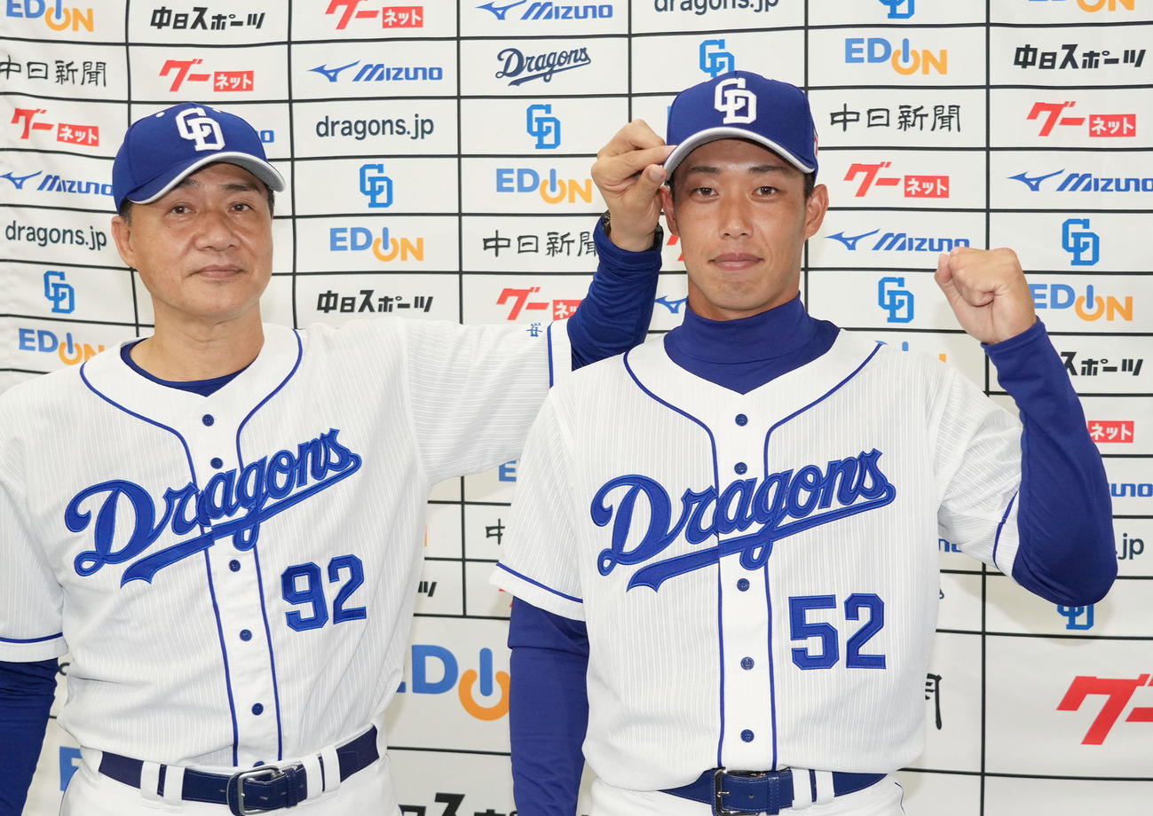 入団会見を終えポーズを決める加藤翔平（右）。左は与田剛監督（2021年6月16日撮影）