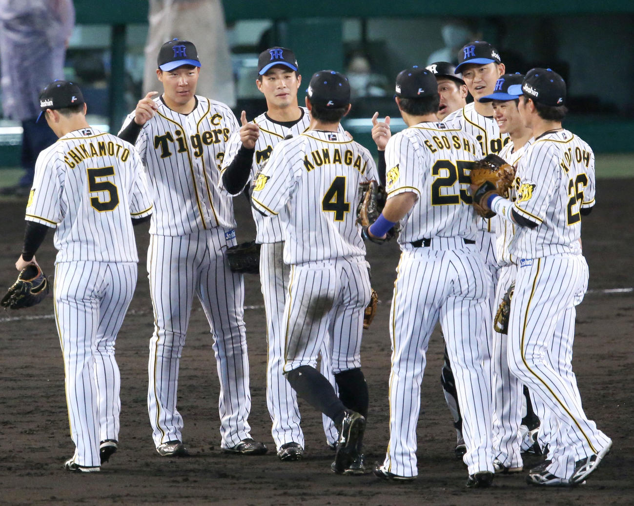 阪神対巨人　巨人に勝利しエアタッチして喜ぶ阪神ナイン（撮影・上山淳一）