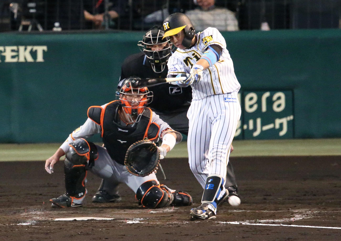 1死二塁、梅野は左適時二塁打を放つ（撮影・上山淳一）