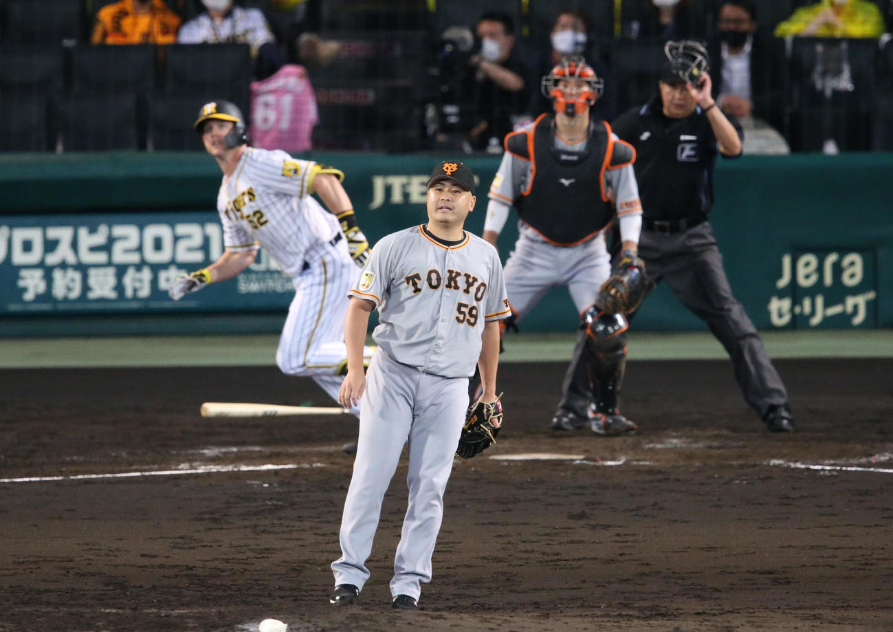 阪神対巨人　3回裏阪神無死満塁、田中豊（手前）はサンズに右越え満塁本塁打を被弾する（撮影・上山淳一）