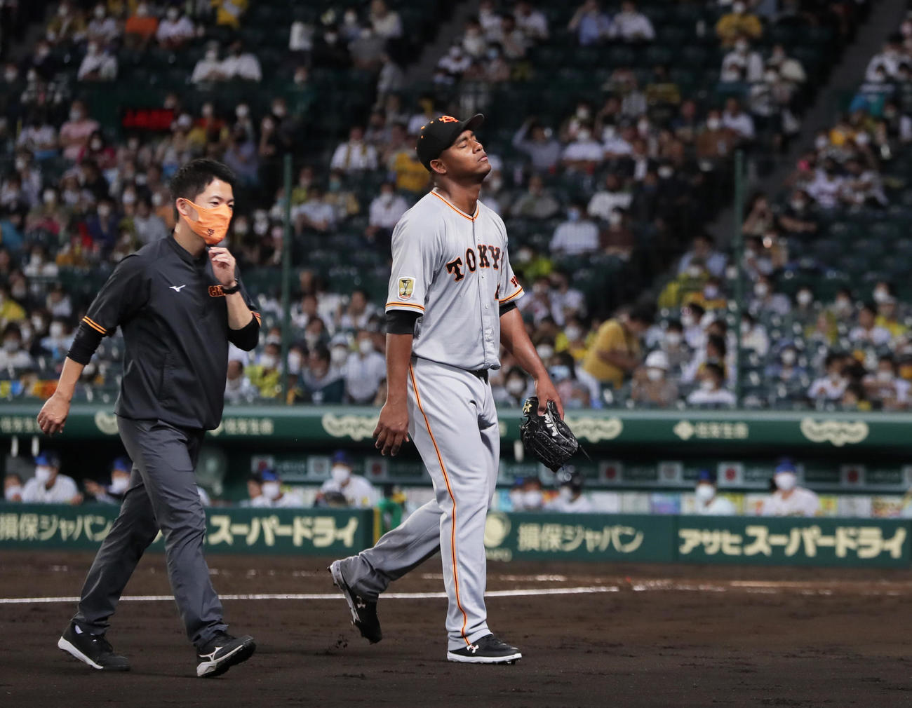 阪神対巨人　3回途中首をかしげながら降板する巨人メルセデス（撮影・足立雅史）