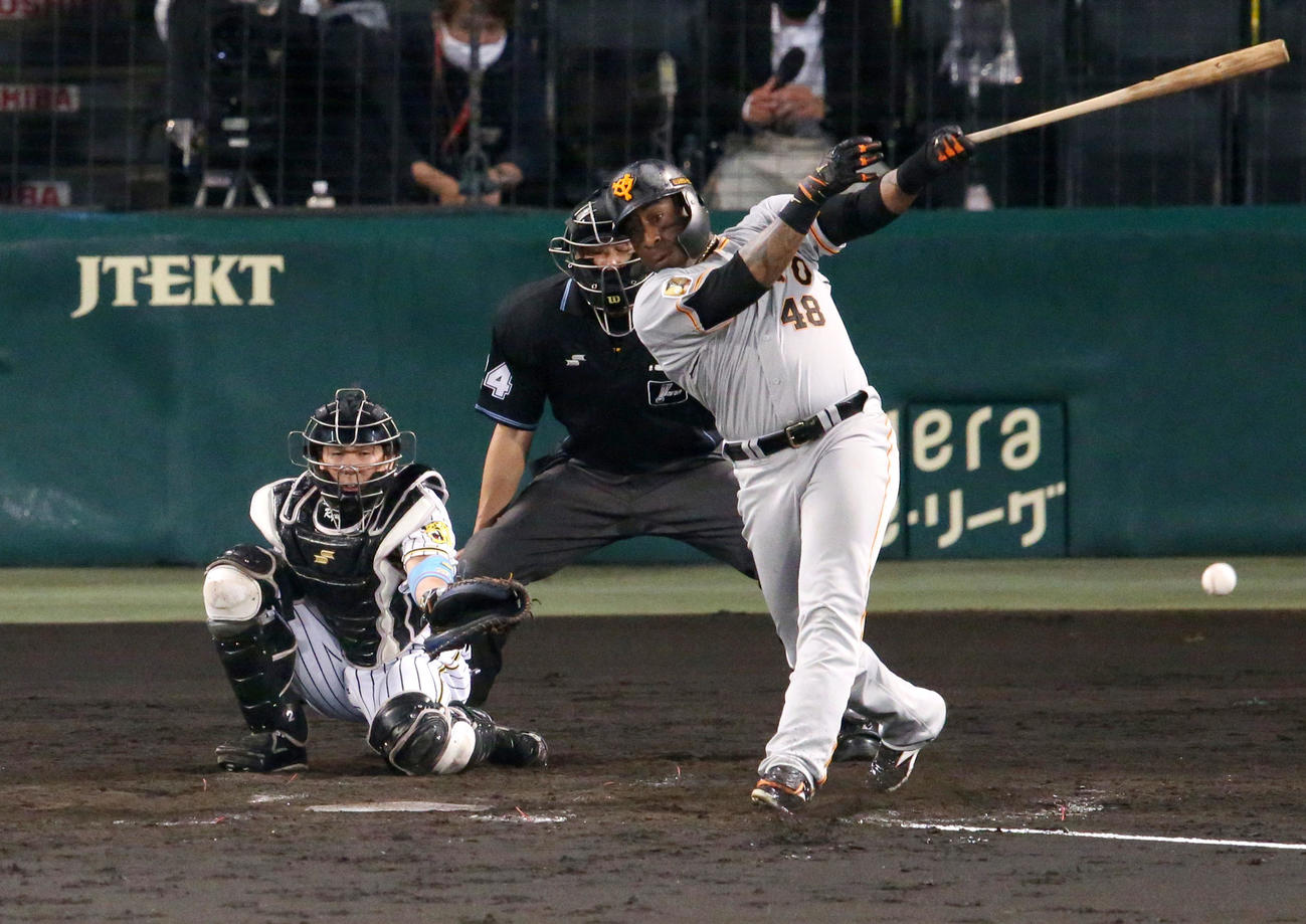 阪神対巨人　4回表巨人2死一、二塁、ウィーラーは左前適時打を放つ（撮影・上山淳一）