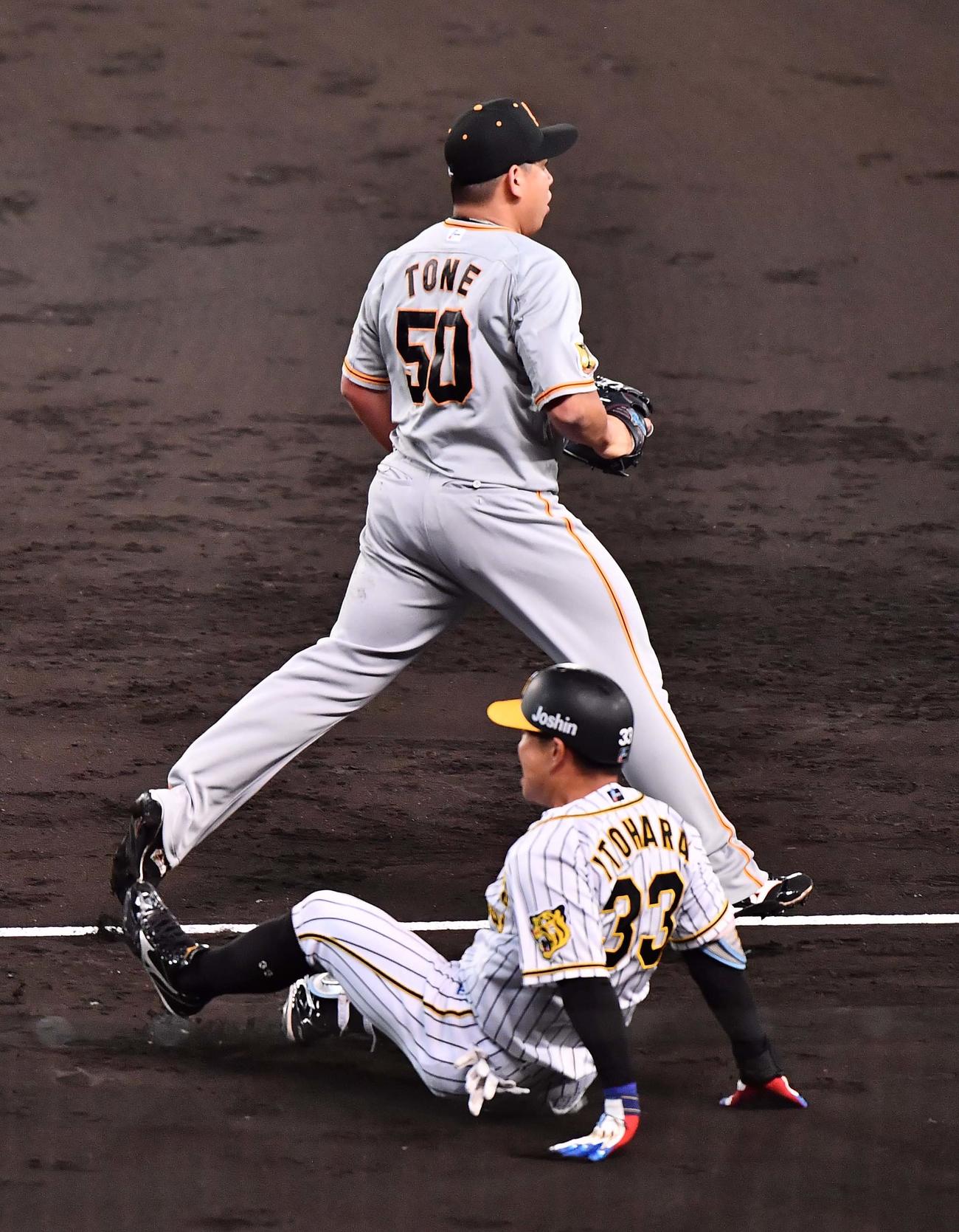 阪神対巨人　5回裏阪神1死、一ゴロを放ちベースカバーに入った戸根と激突し転倒する糸原（撮影・上田博志）