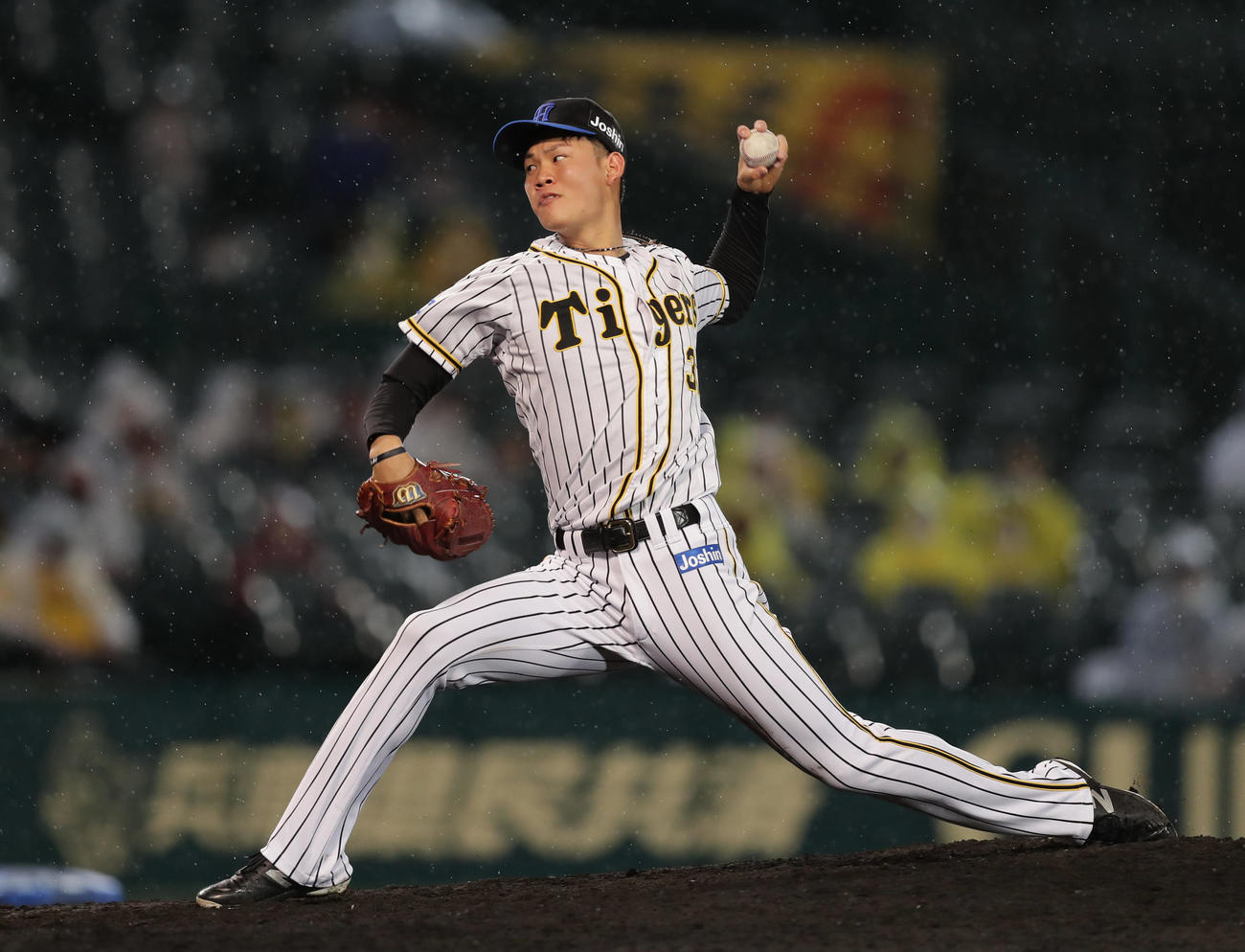 阪神対巨人　8回表、阪神2番手で登板する及川（撮影・前田充）