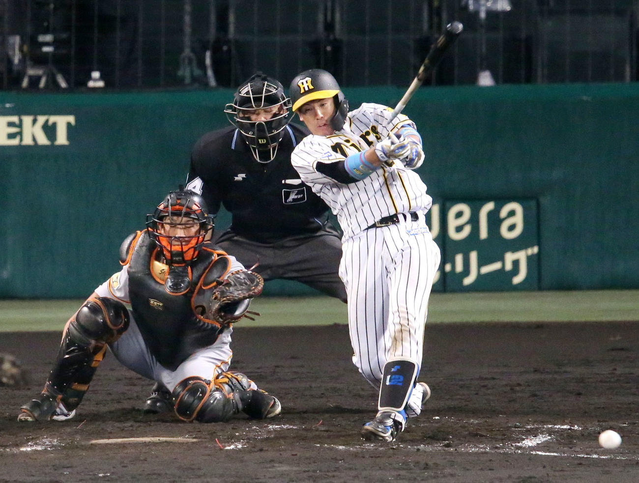 阪神対巨人　8回裏阪神1死一塁、梅野はバットが折れファウルとなる（撮影・上山淳一）