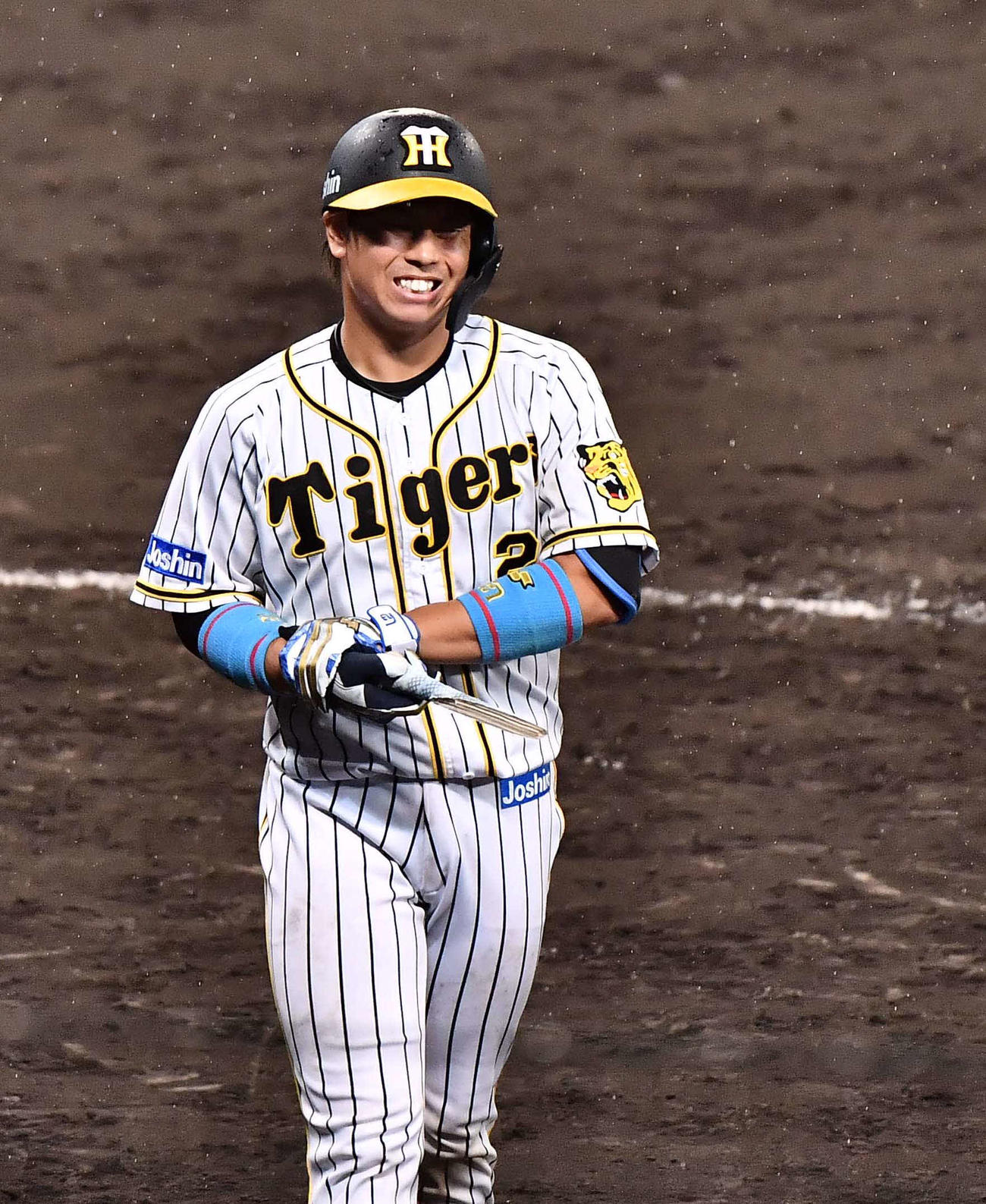 阪神対巨人　8回裏阪神1死一塁、右手首をおさえ厳しい表情を見せる梅野（撮影・上田博志）