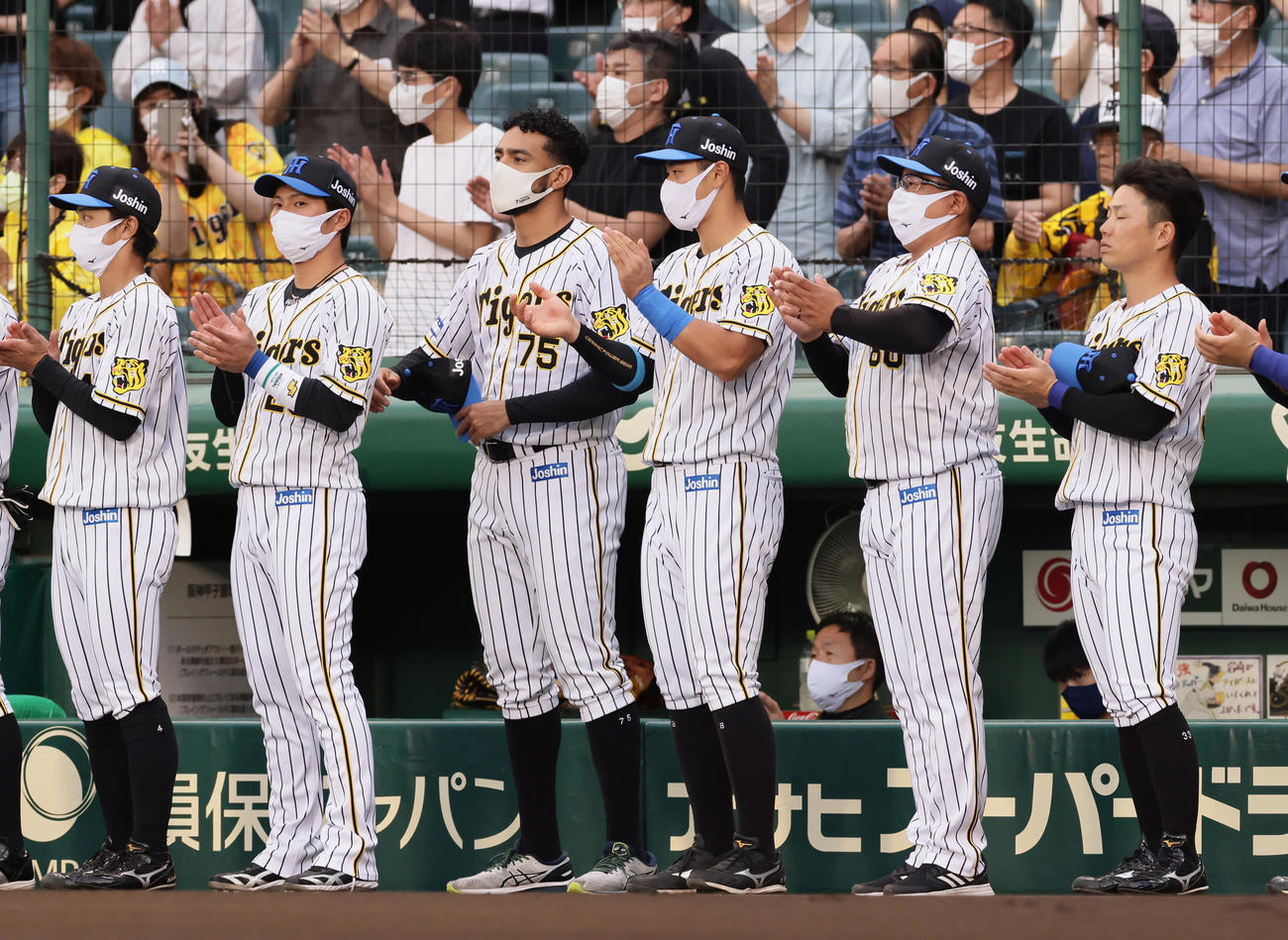 阪神対巨人　試合前、医療従事者らへ感謝の拍手を送る阪神佐藤輝（中央右）ら（撮影・足立雅史）