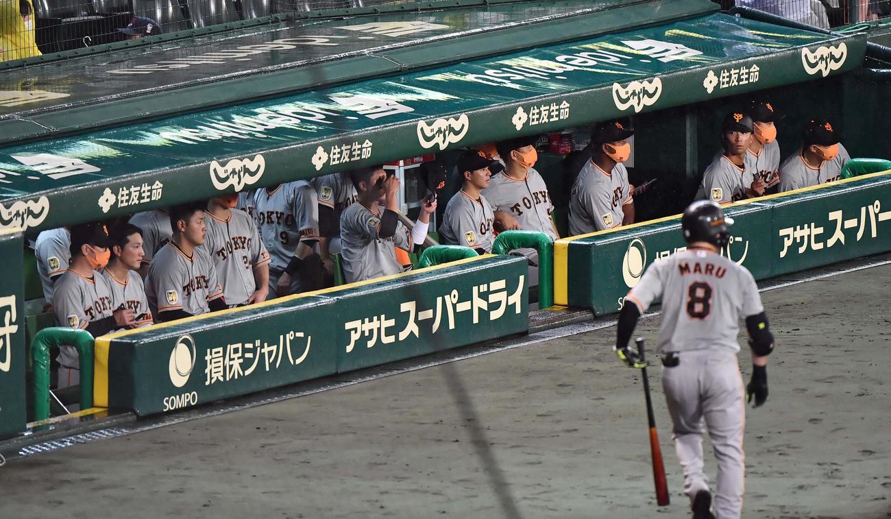 阪神対巨人　阪神に負け呆然とする巨人ベンチ（撮影・上田博志）