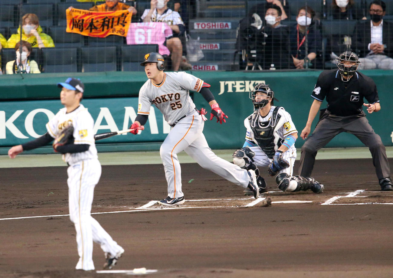 阪神対巨人　1回表巨人2死一塁、岡本和は右前打を放つ（撮影・上山淳一）