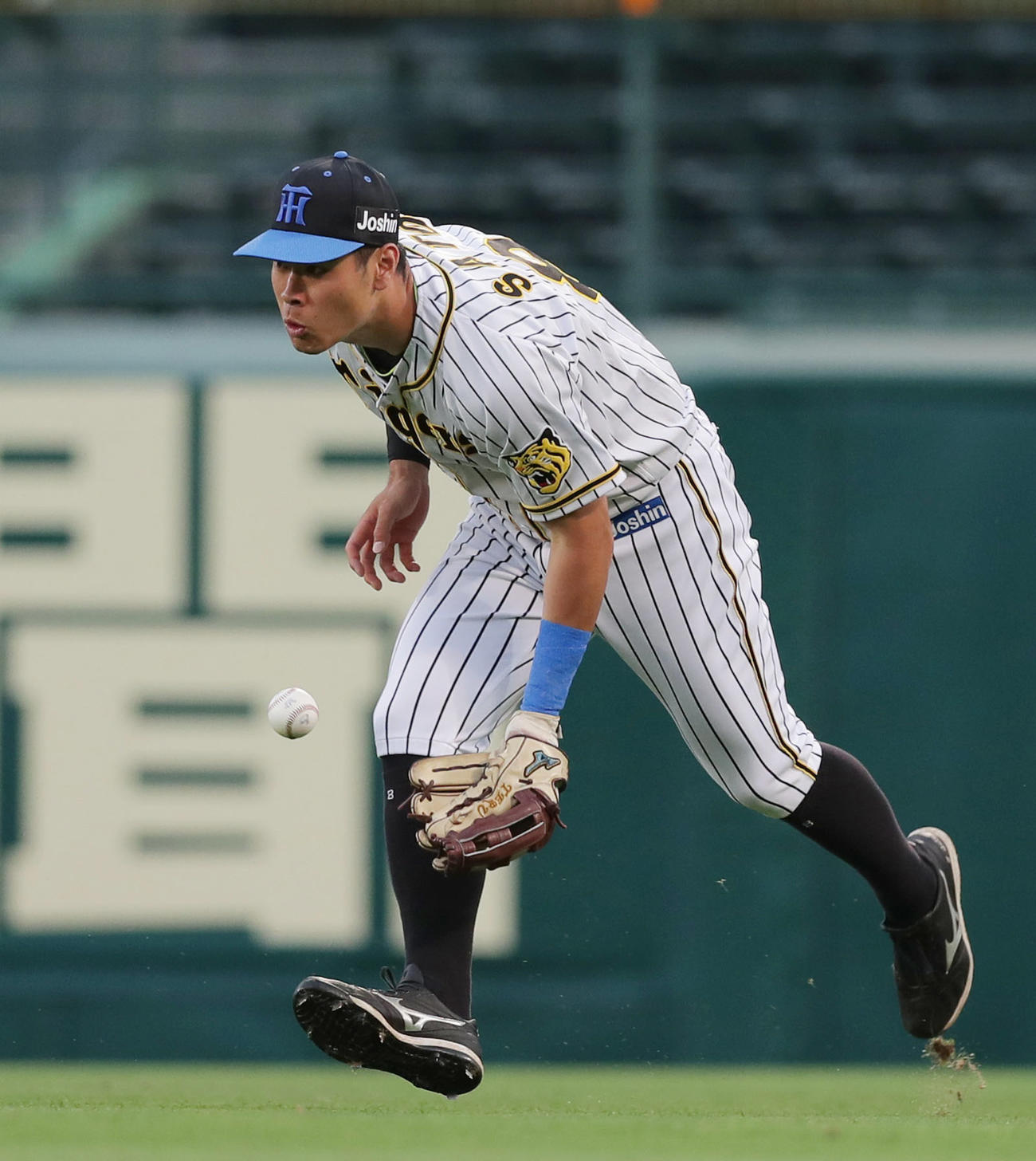 阪神対巨人　1回表巨人2死、岡本和の右前打をはじく右翼手佐藤輝（撮影・前田充）