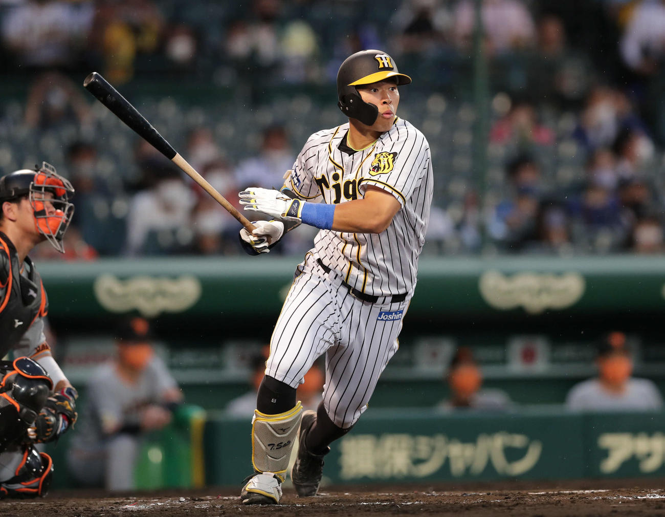 阪神対巨人　2回裏阪神無死、右翼線に二塁打を放つ佐藤輝（撮影・前田充）